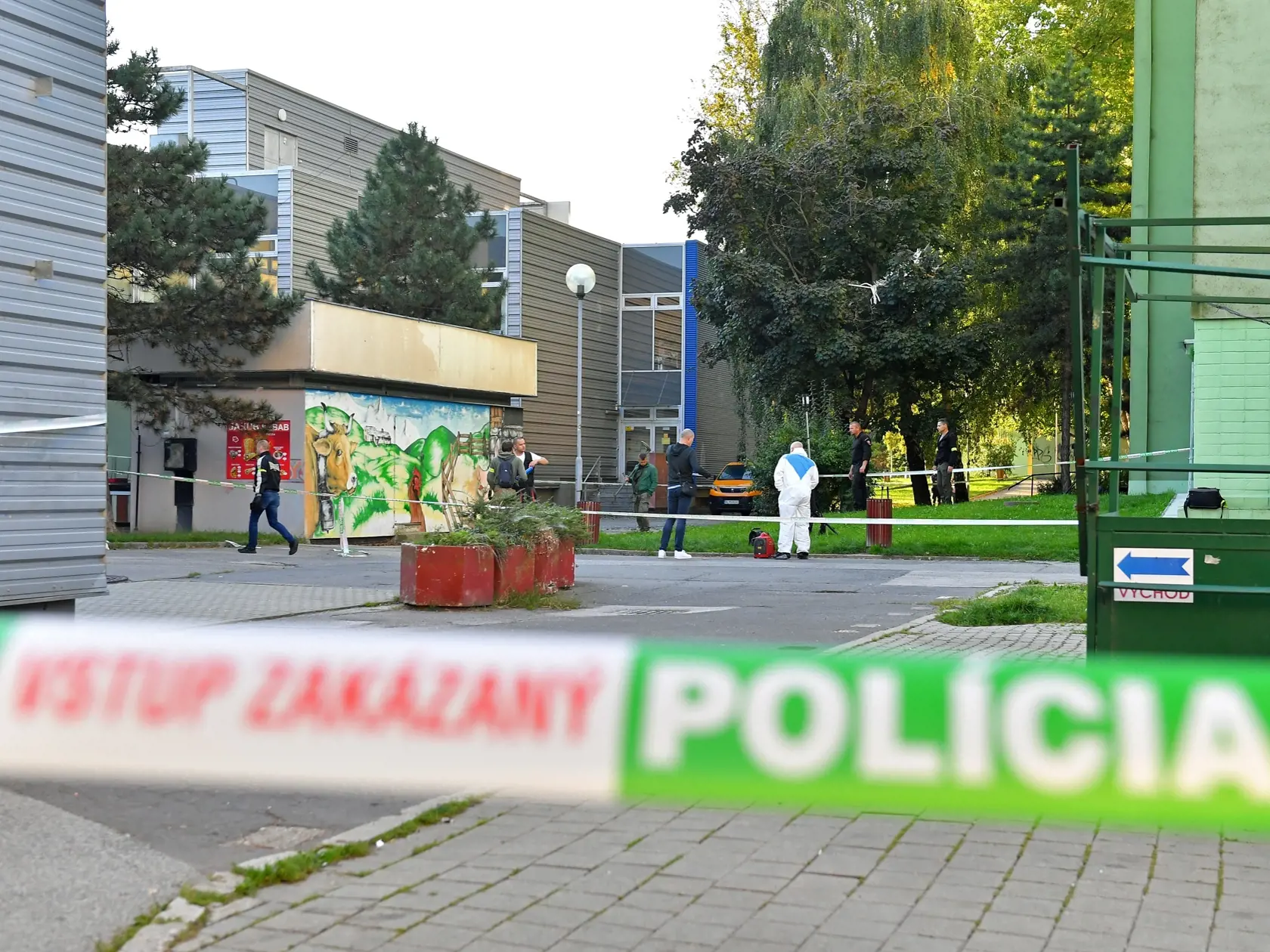 Nočná streľba v bratislavskej Dúbravke zo stredy (27. 9.) na štvrtok si vyžiadala jedného mŕtveho. Ďalší štyria ľudia sa zranili. Na snímke policajní technici a policajti prehľadávajú miesto streľby 28. septembra 2023 v bratislavskej Dúbravke.