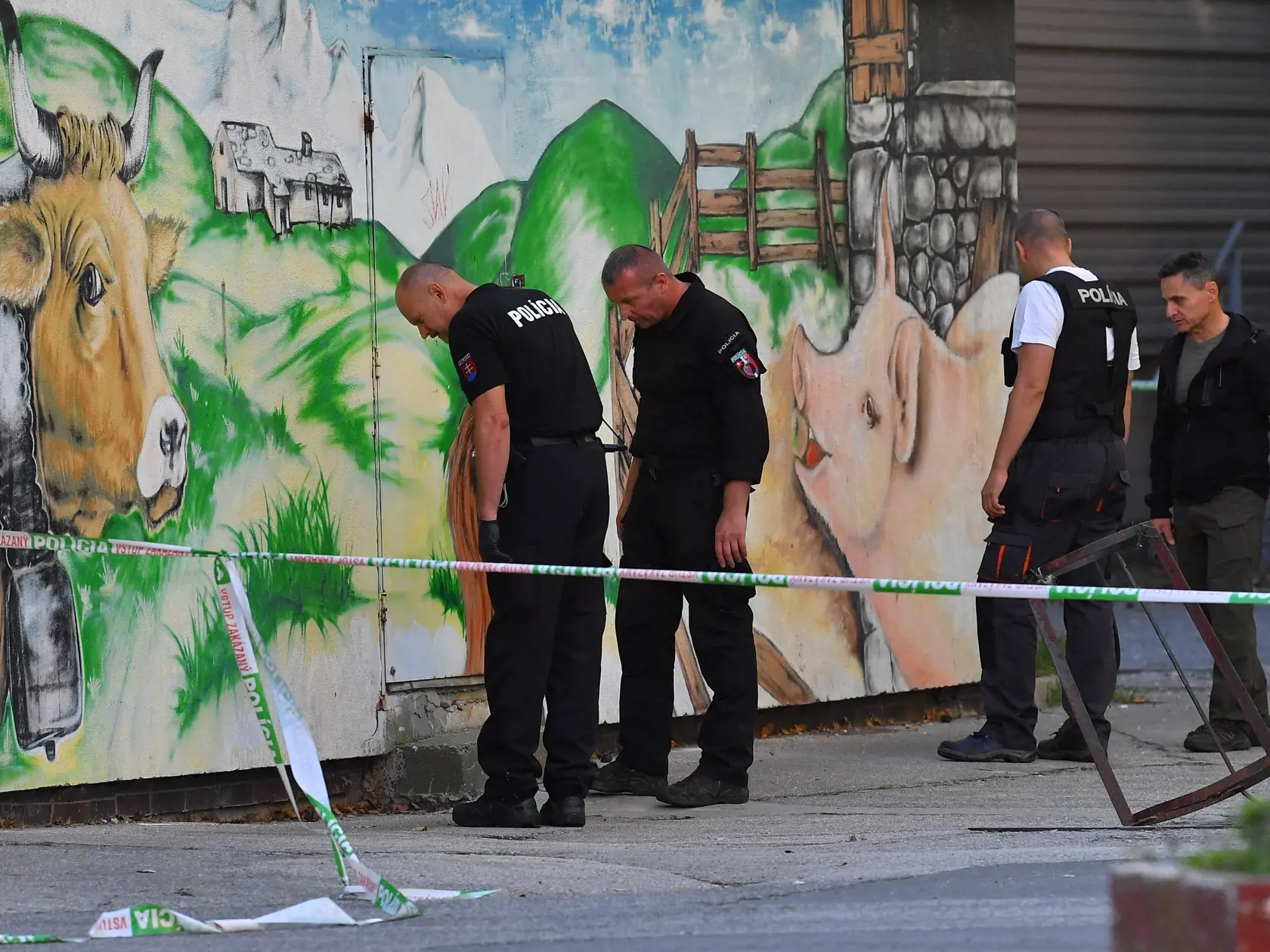 Nočná streľba v bratislavskej Dúbravke zo stredy (27. 9.) na štvrtok si vyžiadala jedného mŕtveho. Ďalší štyria ľudia sa zranili. Na snímke policajti prehľadávajú miesto streľby 28. septembra 2023 v bratislavskej Dúbravke.