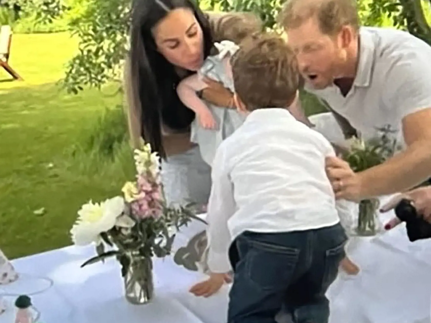 Harry a Meghan zverejnili doteraz nepublikované fotografie dcérky Lilibet