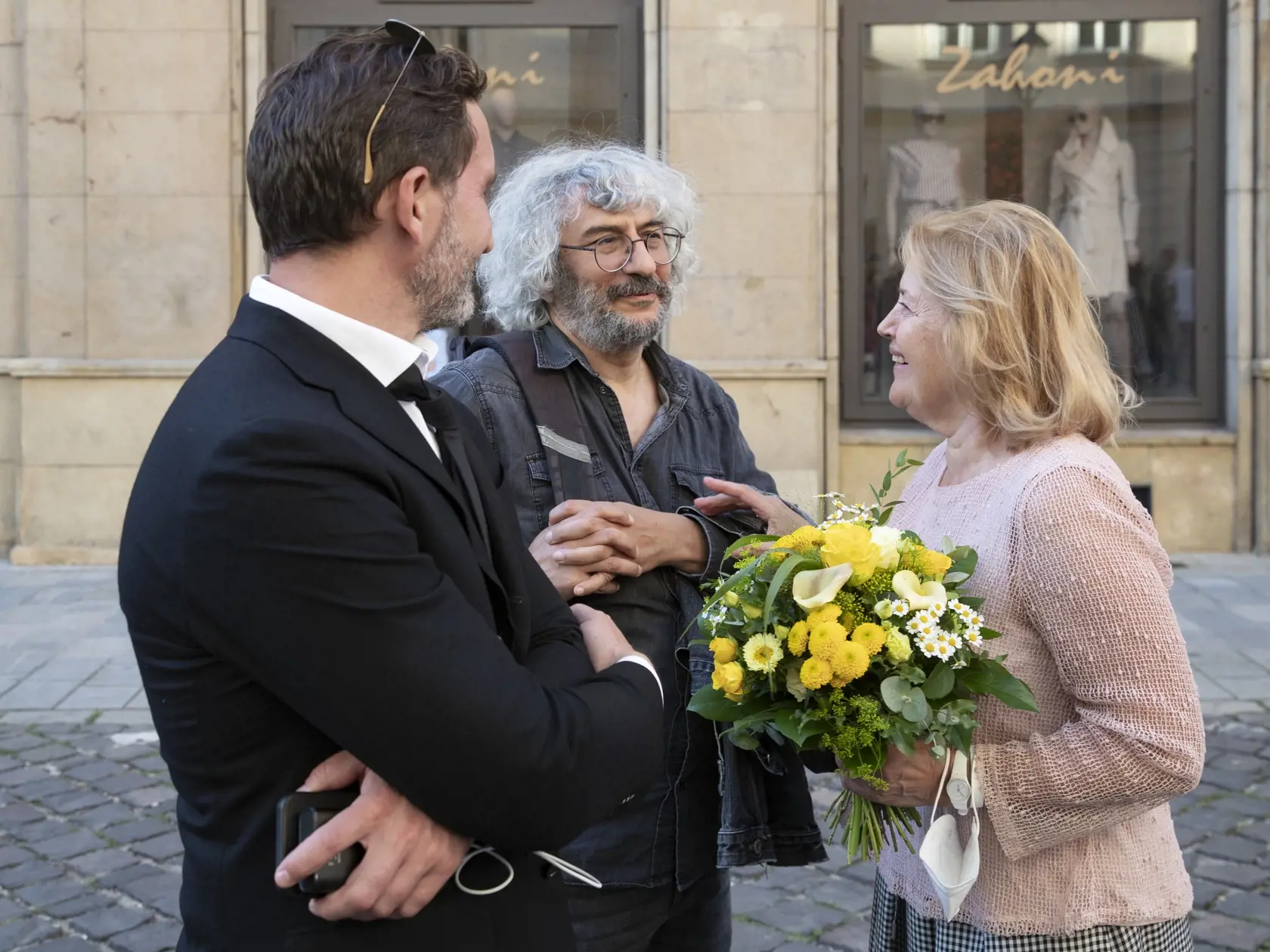 Slávnostné odhaľovanie pamätných dlaždíc na filmovom chodníku slávy na Laurinskej ulici v  Bratislave na počesť Milana Lasicu a Júliusa Satinského. Na snímke je Grigorij Mesežnikov a Magda Vášáryová.