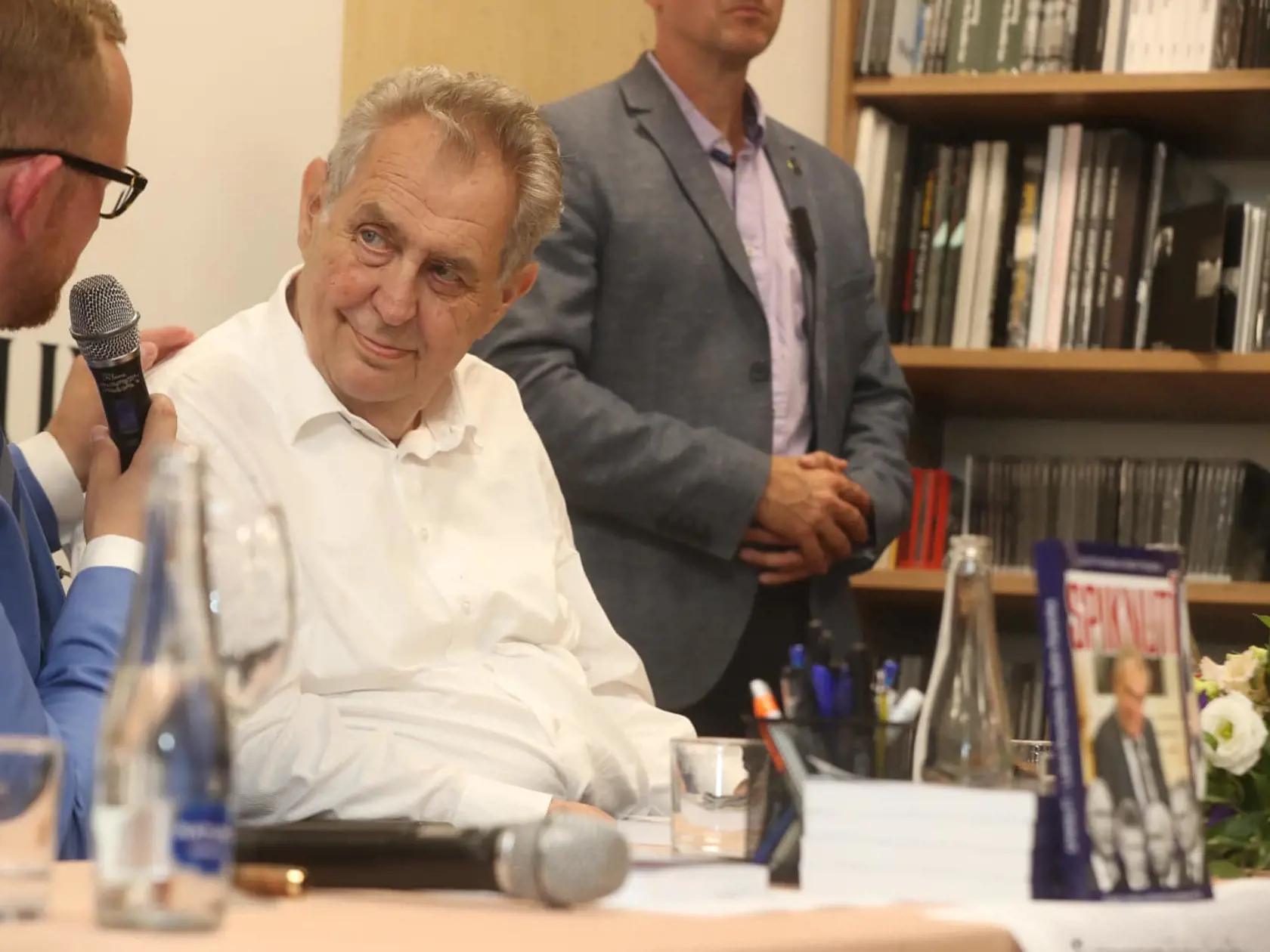 "Podpísali sme za hodinu a pol cez 250 kníh," pochválil sa Miloš Zeman na svojom facebookovom profile.