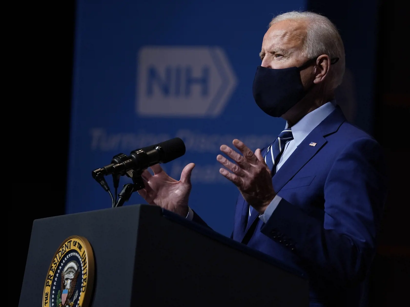 EBE 13 Bethesda - Na snímke americký prezident Joe Biden počas brífingu v rámci návštevy laboratória vírusovej patogenézy v Národnom inštitúte zdravia (NIH) vo štvrtok 11. februára 2021 v americkom meste Bethesda v noci na 12. februára 2021.