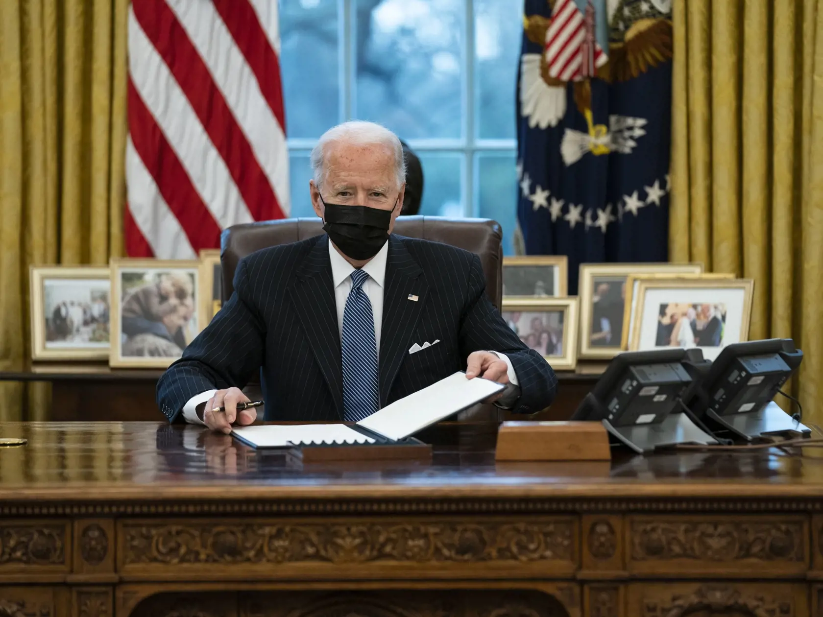 JB 7 Washington - Americký prezident Joe Biden  po podpise nariadenia o zrušení zákazu transrodovým osobám slúžiť v armáde v Oválnej pracovni Bieleho domu vo Washingtone 25. januára 2021. Biden v pondelok zrušil kontroverzné nariadenie svojho predchodcu Donalda Trumpa z júla 2017 zakazujúce transrodovým osobám slúžiť v armáde Spojených štátov. Všetci Američania, ktorí sú kvalifikovaní na službu v armáde, by mali podľa Bidena dostať túto možnosť, píše agentúra AFP.