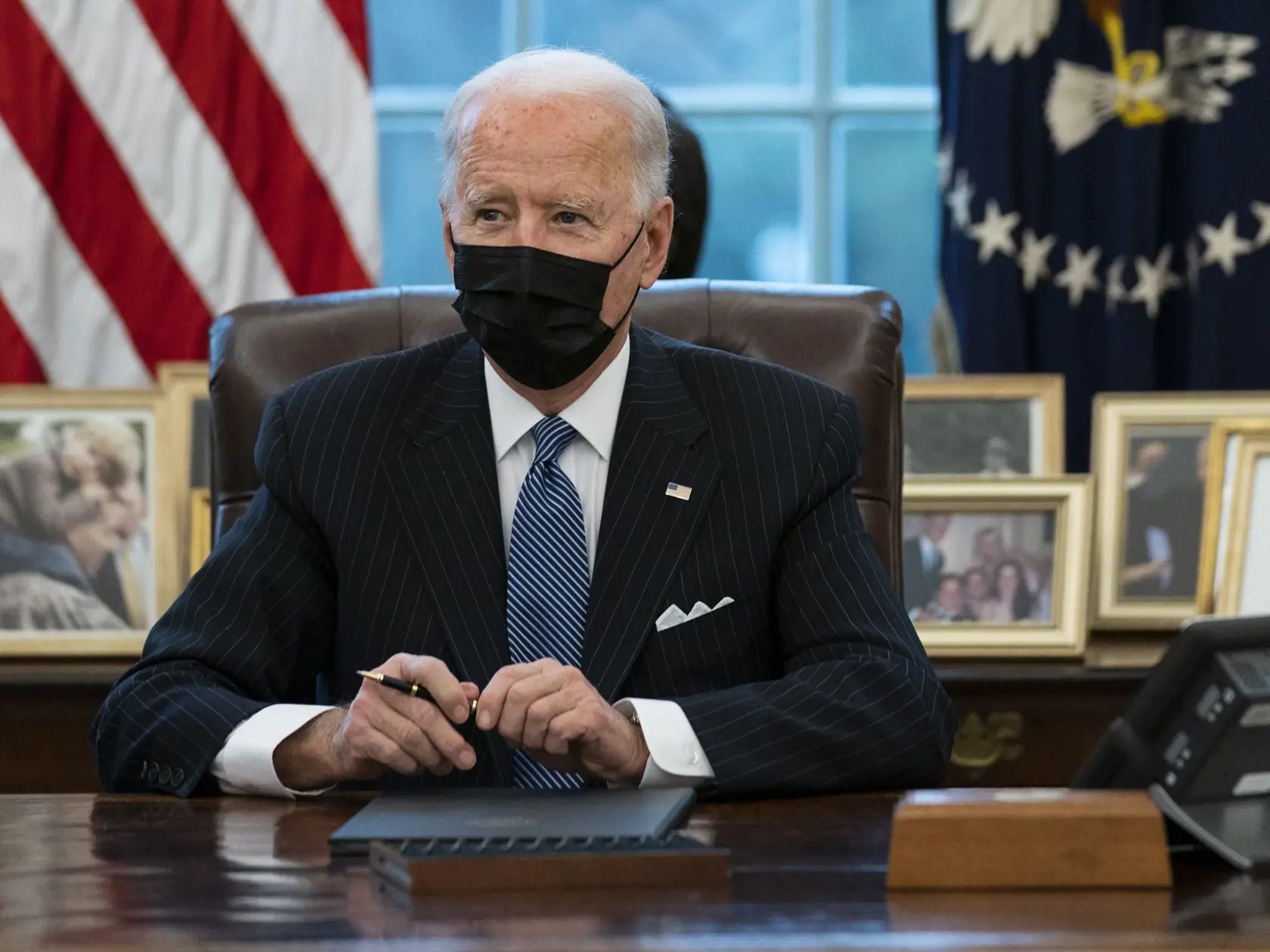 JB 8 Washington - Americký prezident Joe Biden  po podpise nariadenia o zrušení zákazu transrodovým osobám slúžiť v armáde v Oválnej pracovni Bieleho domu vo Washingtone 25. januára 2021. Biden v pondelok zrušil kontroverzné nariadenie svojho predchodcu Donalda Trumpa z júla 2017 zakazujúce transrodovým osobám slúžiť v armáde Spojených štátov. Všetci Američania, ktorí sú kvalifikovaní na službu v armáde, by mali podľa Bidena dostať túto možnosť, píše agentúra AFP.