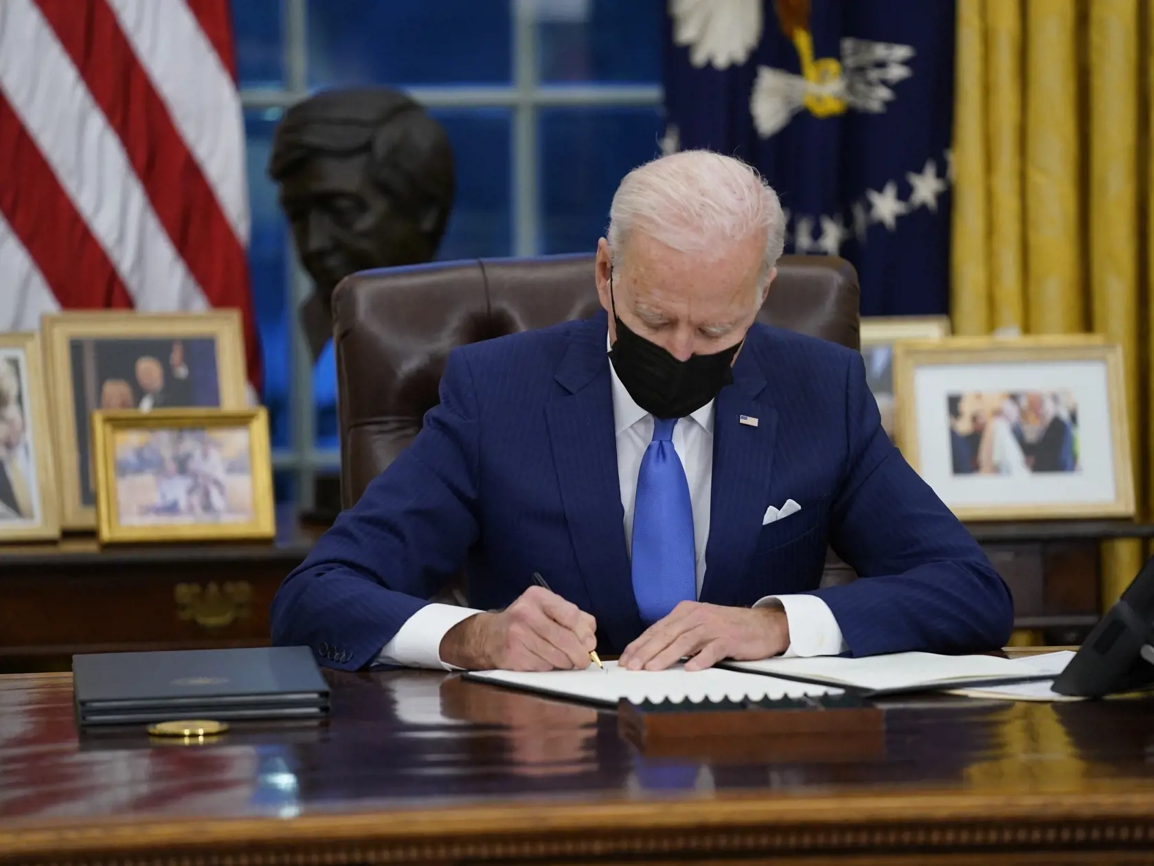 KK26 Washington - Americký prezident Joe Biden podpisuje výnos o "modernizácii" imigračného systému Spojených štátov 2. februára 2021 vo Washingtone. FOTO TASR/AP