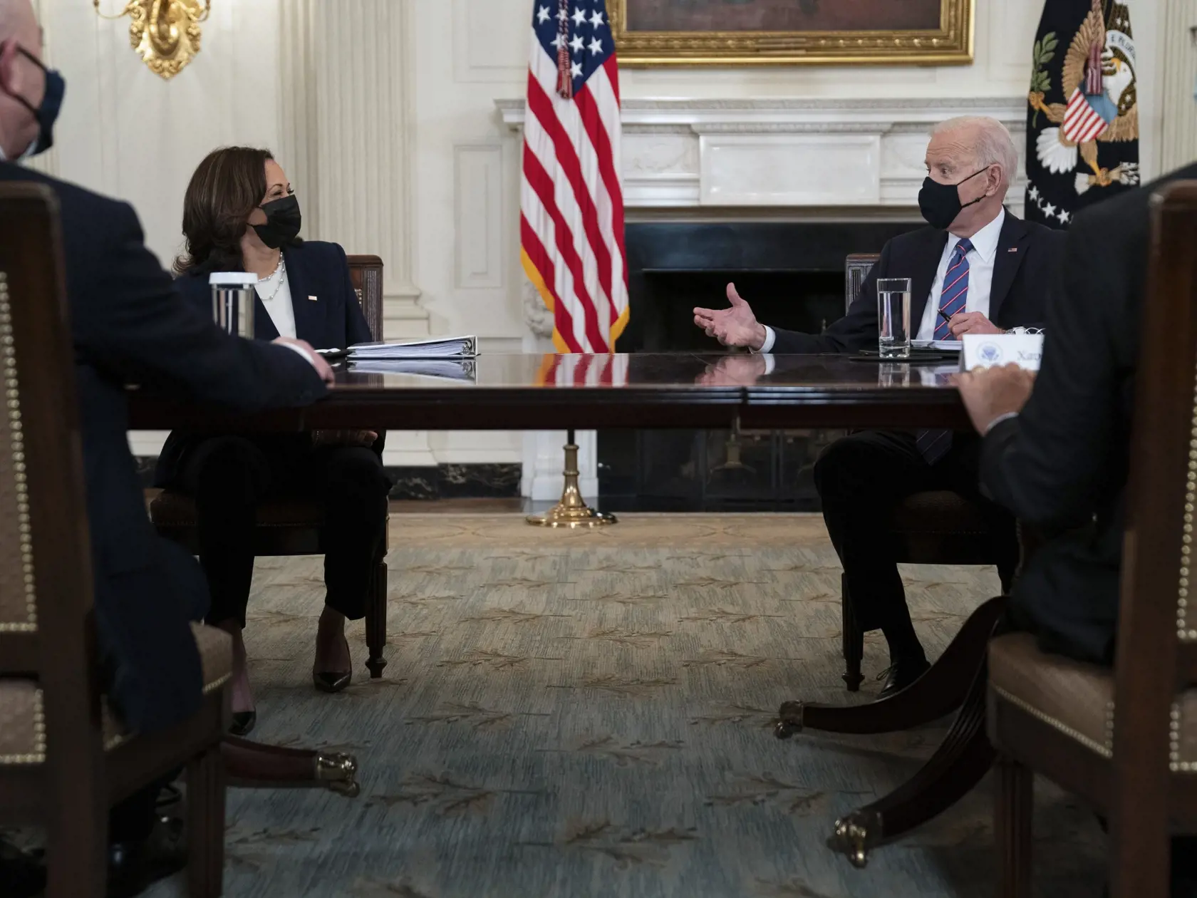 KK54 Washington - Americký prezident Joe Biden a americká viceprezidentka Kamala Harrisová počas stretnutia v Bielom dome vo Washingtone 24. marca 2021. Americký prezident Joe Biden poveril v stredu svoju viceprezidentku Kamalu Harrisovú riešením situácie na americko-mexických hraniciach, kde za posledné týždne zaznamenali zvýšený počet migrantov smerujúcich do USA. FOTO TASR/AP