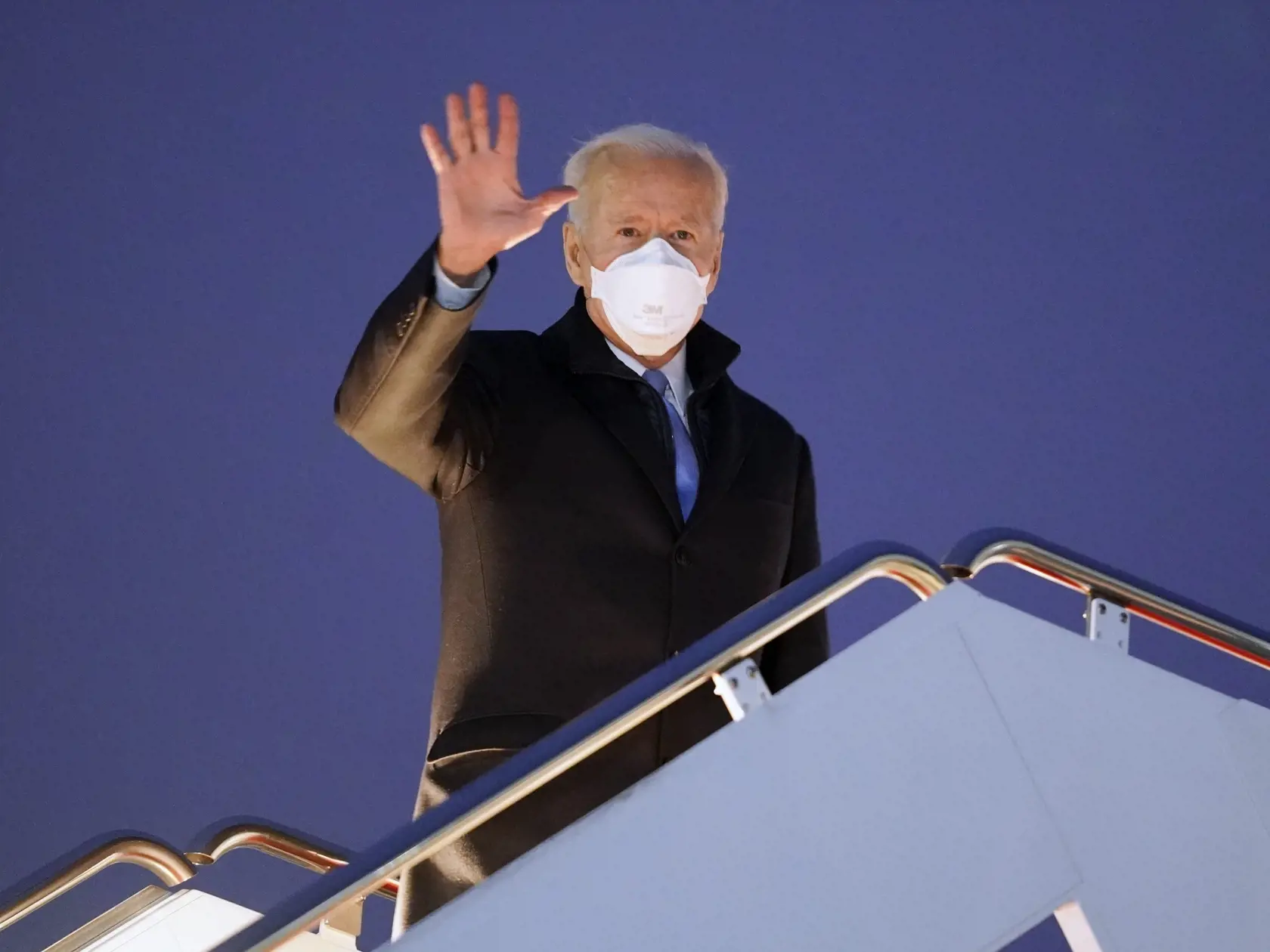WA 4  Andrewsova vojenská základňa - Americký prezident Joe Biden máva z lietadla Air Force One na Andrewsovej vojenskej základni pred odletom na prvú cestu do víkendového sídla Camp David v piatok 12. februára 2021. Camp David bol pôvodne vybudovaný ako dovolenkové zariadenie pre vládnych zamestnancov. Na víkendové útočisko pre prezidentov ho v roku 1942 zmenil Franklin D. Roosevelt.