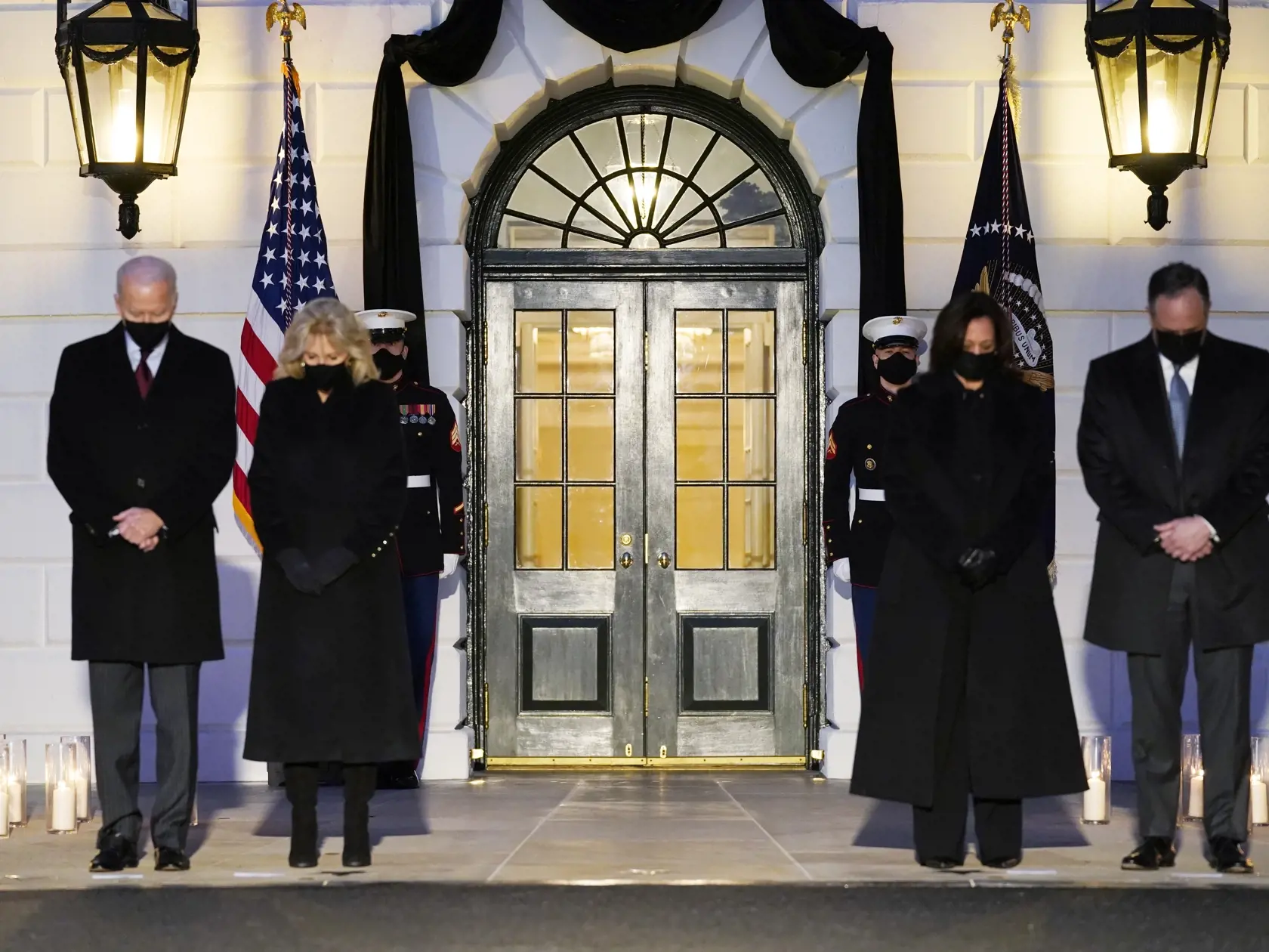 WA 14 Washington - Na snímke zľava americký prezident Joe Biden, prvá dáma Spojených štátov Jill Bidenová, americká viceprezidentka Kamala Harrisová a jej manžel Doug Emhoff stoja počas minúty ticha na pamiatku pol milióna Američanov, ktorí podľahli ochoreniu COVID-19 pred Bielym domom vo Washingtone v pondelok 22. februára 2021. FOTO TASR/AP
