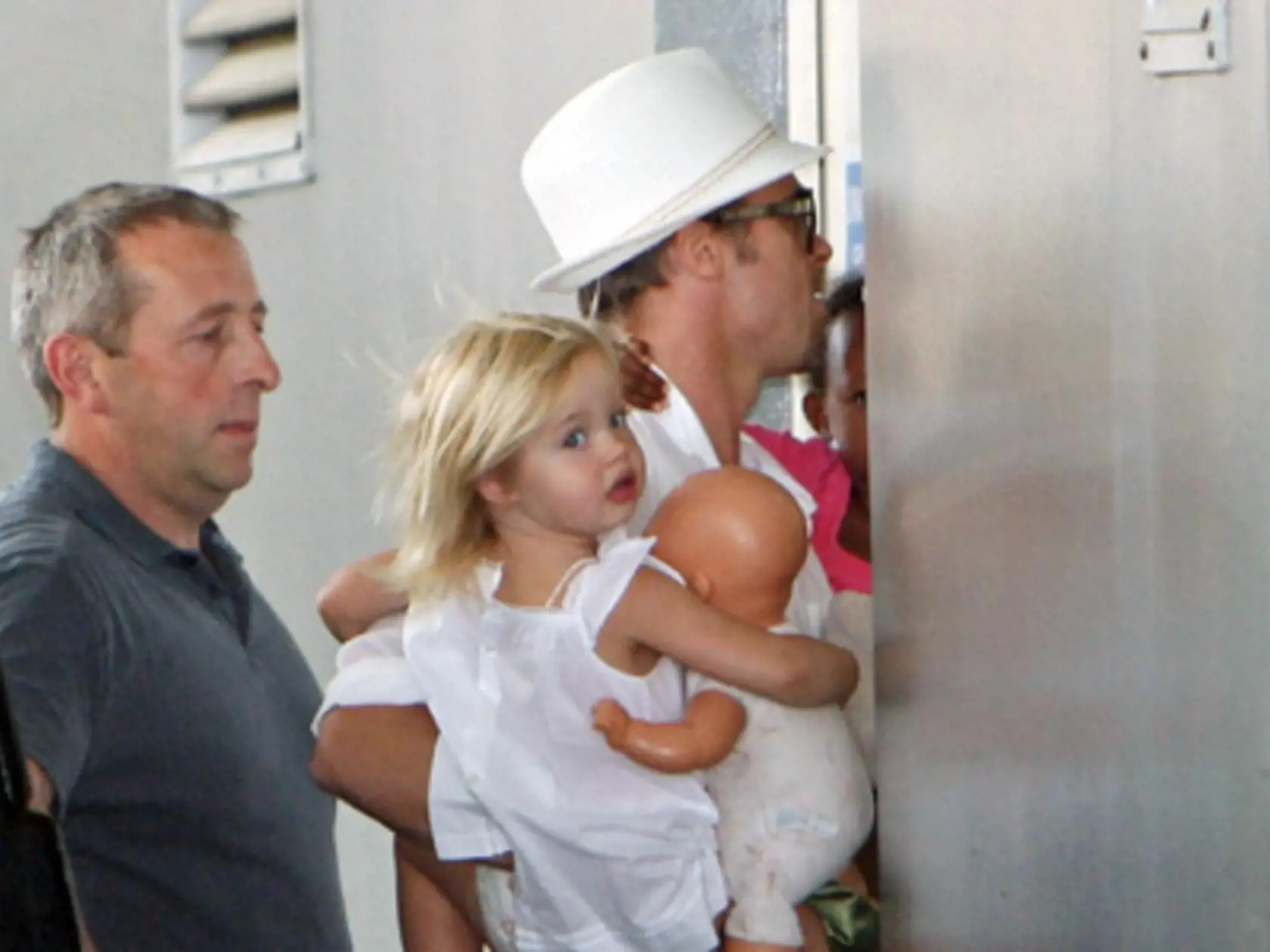 ©BAUER-GRIFFIN.COM
Brad Pitt arrives at Lenval Hospital with Maddox (b. Aug. 05, 2001), Zahara (b. Jan. 08, 2005) and Shiloh (b. May 27, 2006).
NON-EXCLUSIVE      July 02, 2008
Job: 43569EJ    Nice, Fance
www.bauergriffin.com
www.bauergriffinonline.com

