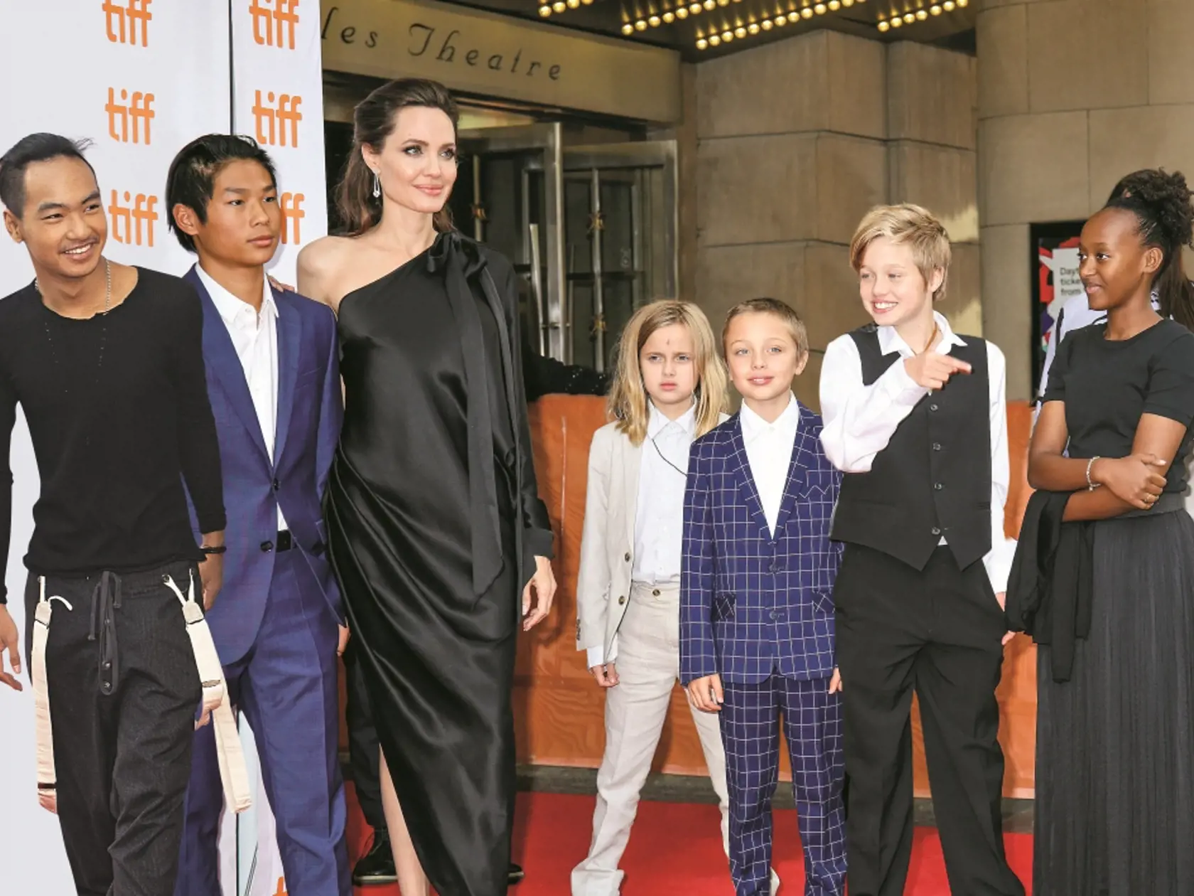 Angelina Jolie so všetkými deťmi.
