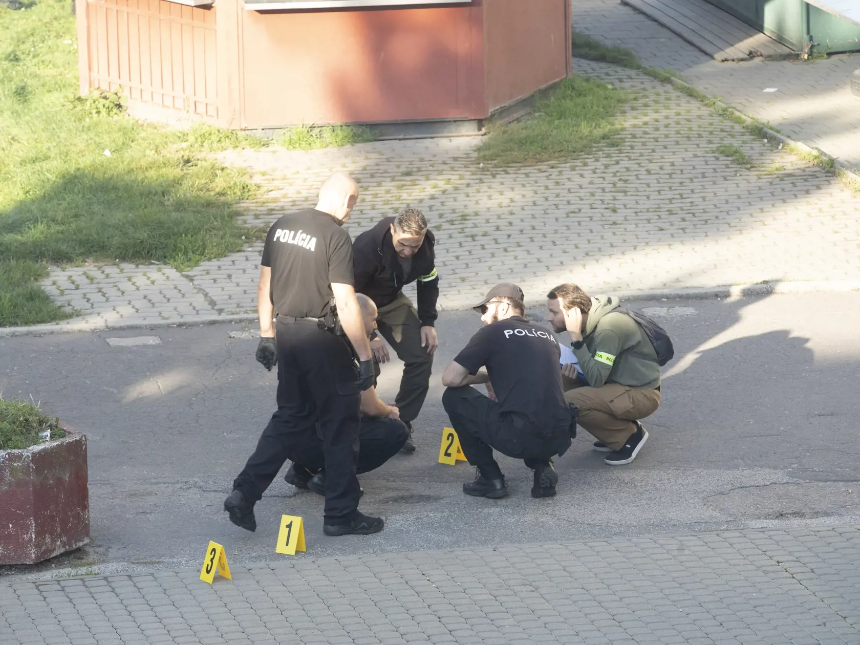 Okolie Fedákovej ulice ohradili policajti dokumentujúci udalosť.