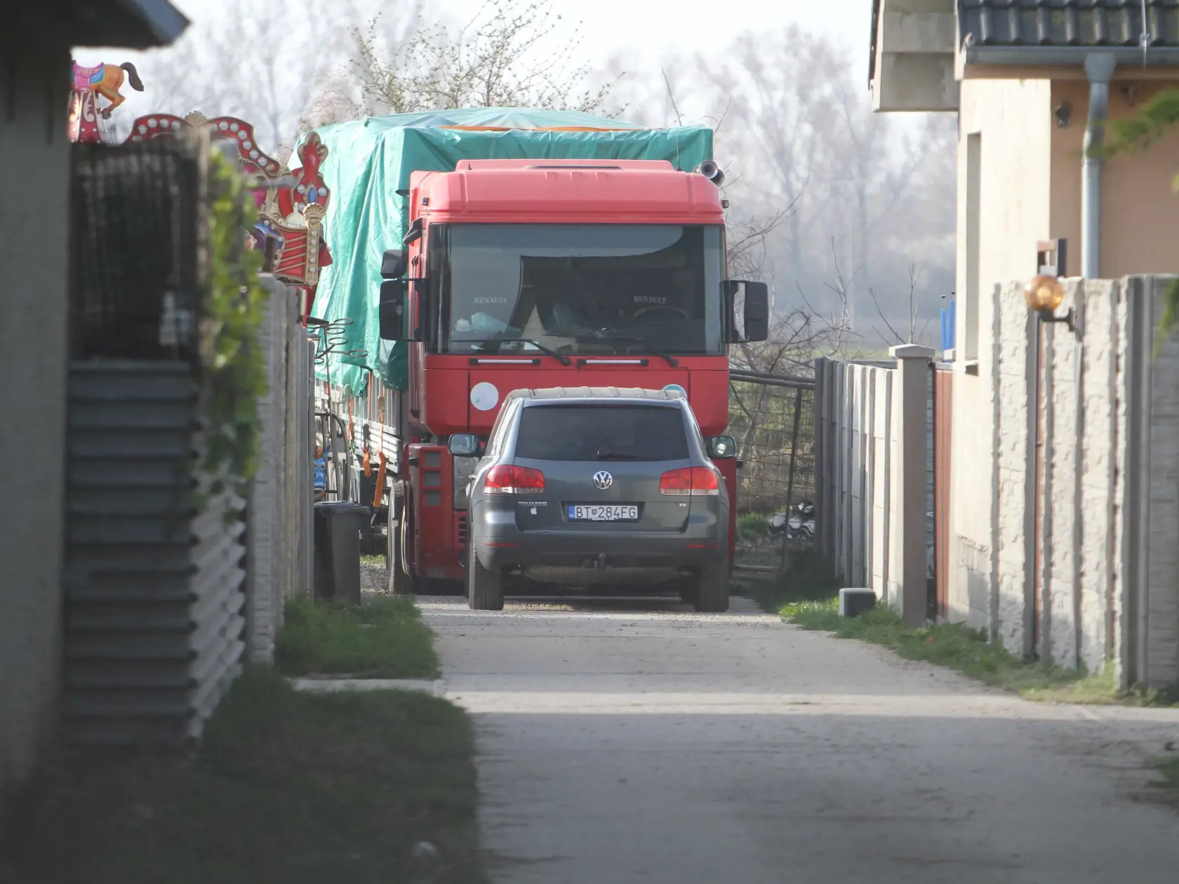 Pri dome rodičov Kollárovej známosti Ľudmily sú na pozemku, ktorý patrí brunetke, odstavené kamióny s kolotočmi.