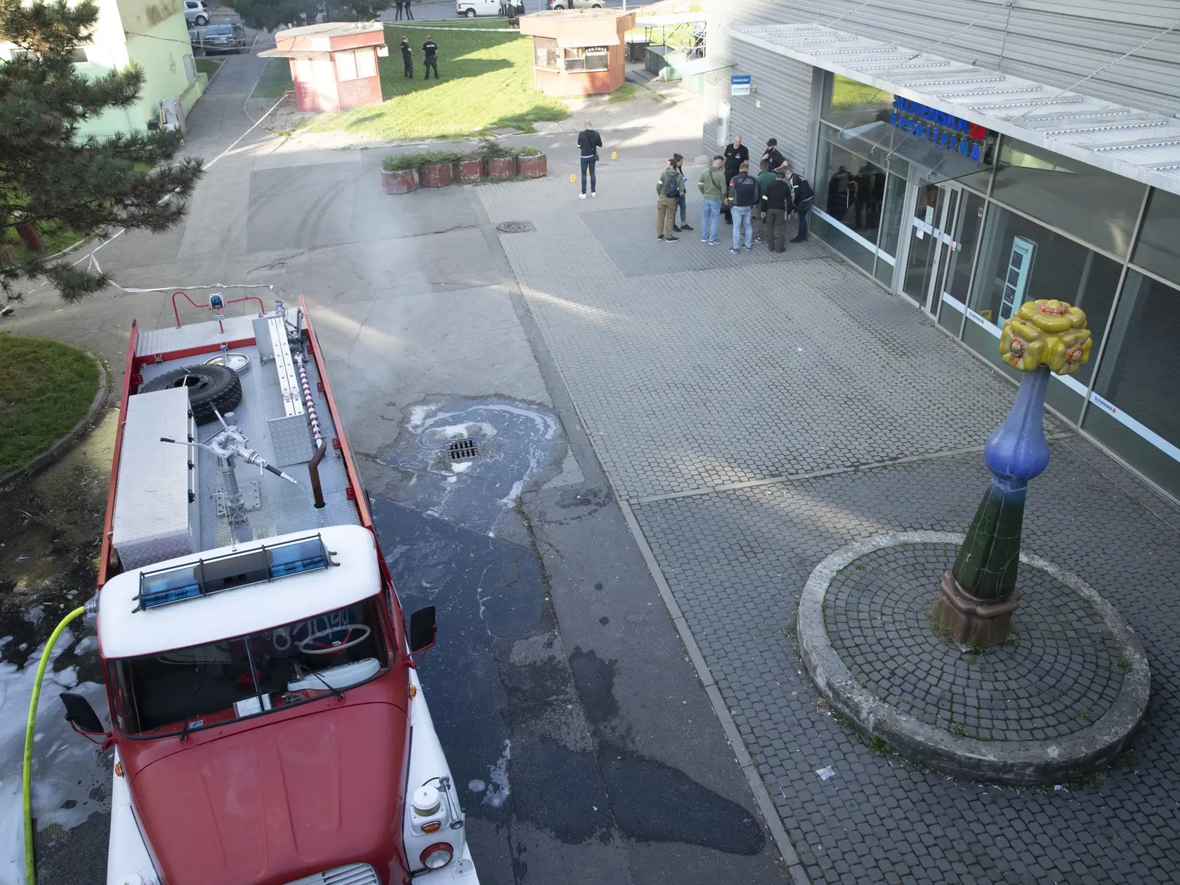 Okolie Fedákovej ulice ohradili policajti dokumentujúci udalosť.