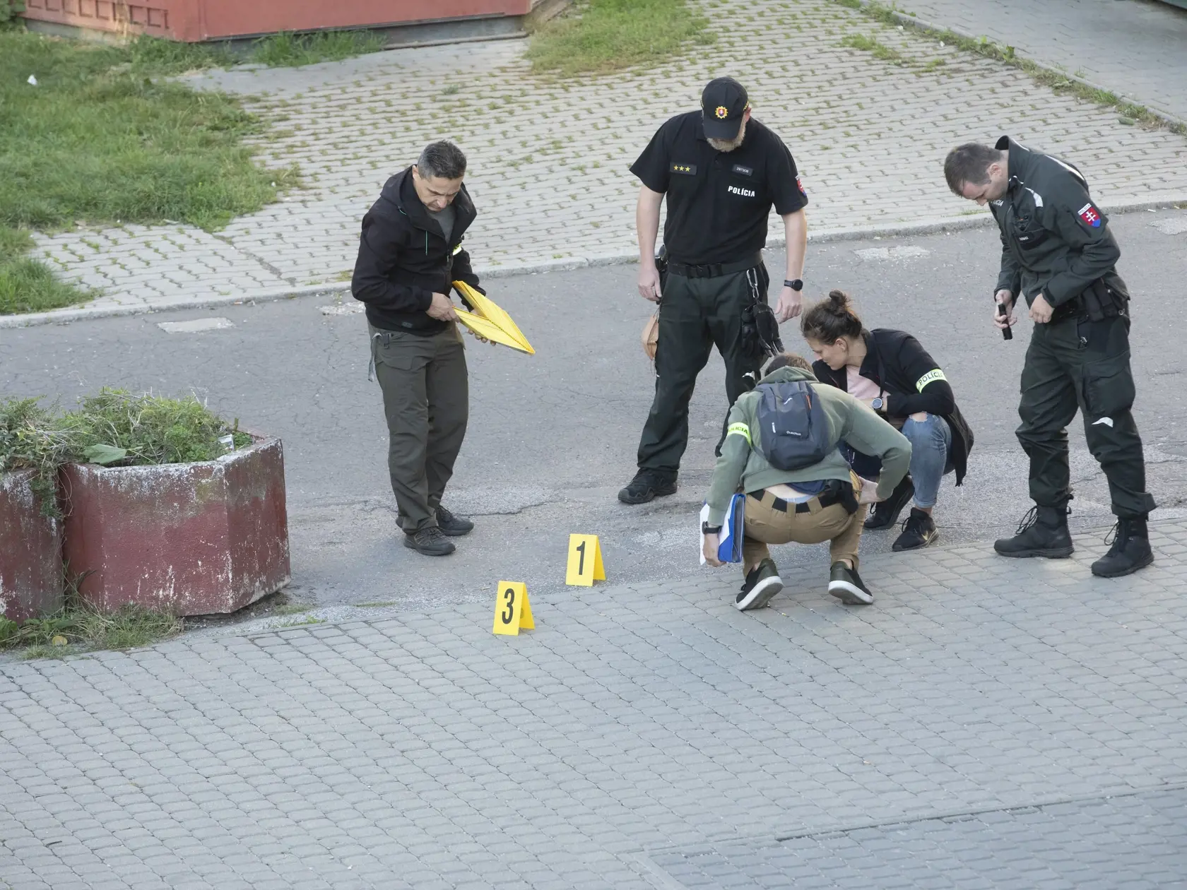 Okolie Fedákovej ulice ohradili policajti dokumentujúci udalosť.