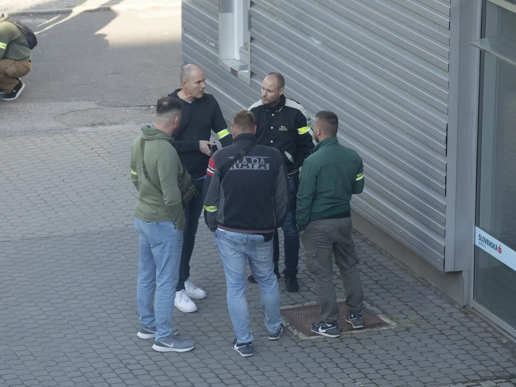 Okolie Fedákovej ulice ohradili policajti dokumentujúci udalosť.