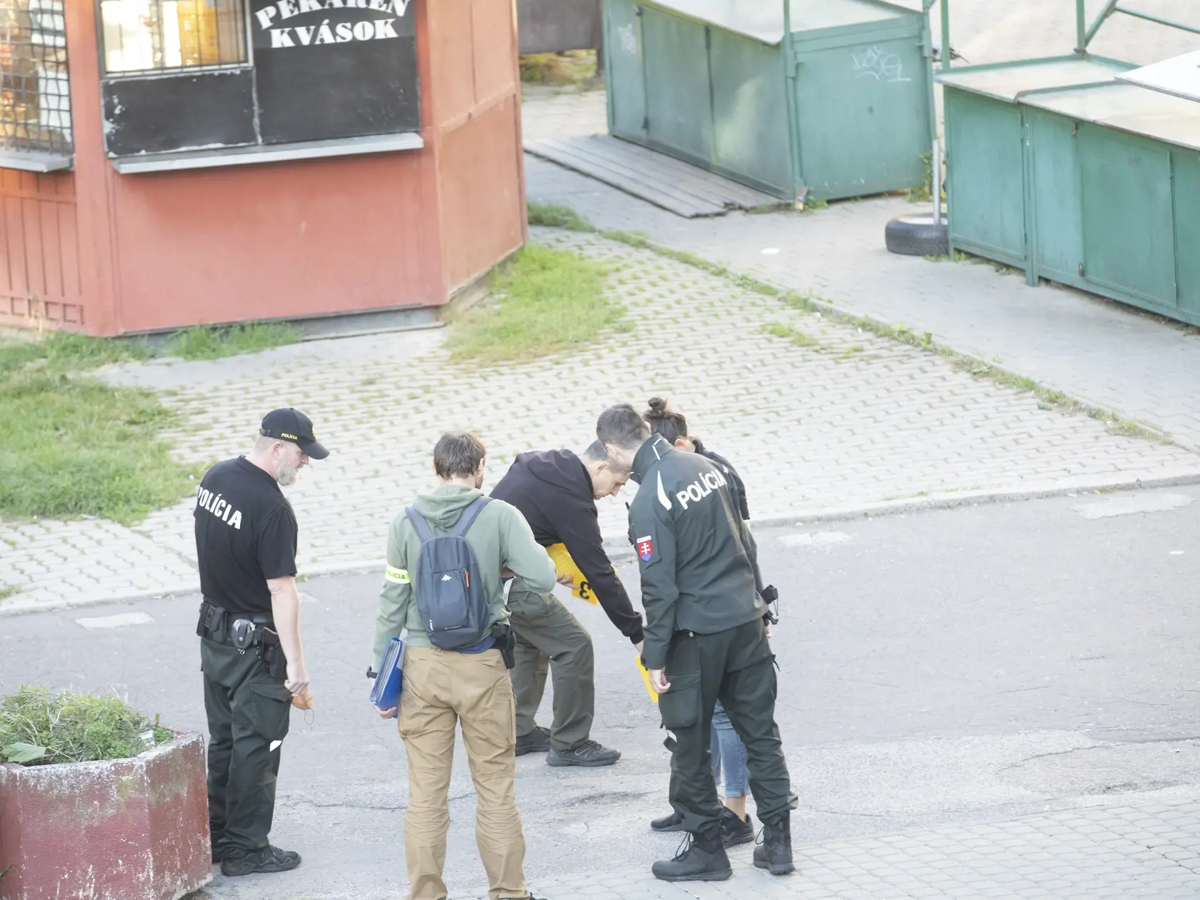Okolie Fedákovej ulice ohradili policajti dokumentujúci udalosť.