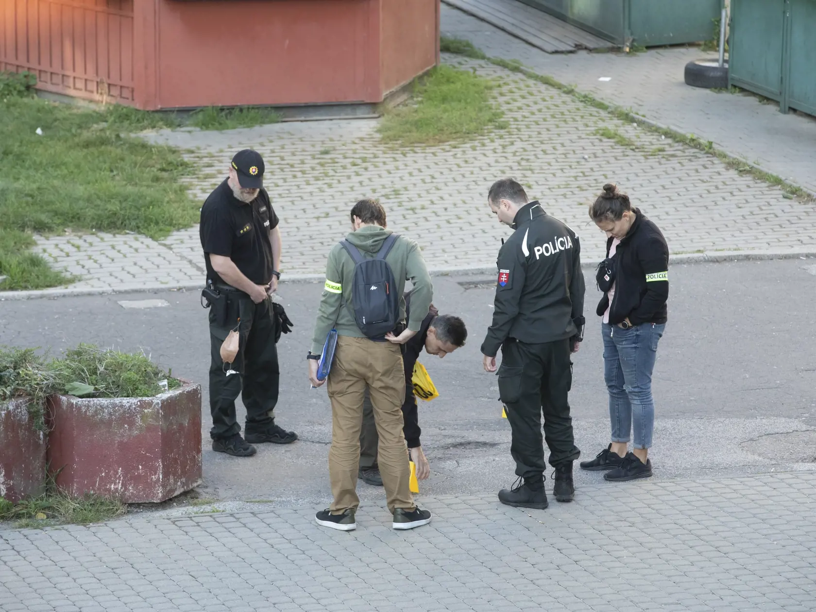 Okolie Fedákovej ulice ohradili policajti dokumentujúci udalosť.