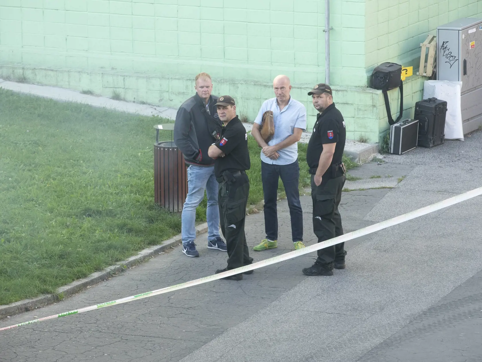 Okolie Fedákovej ulice ohradili policajti dokumentujúci udalosť.