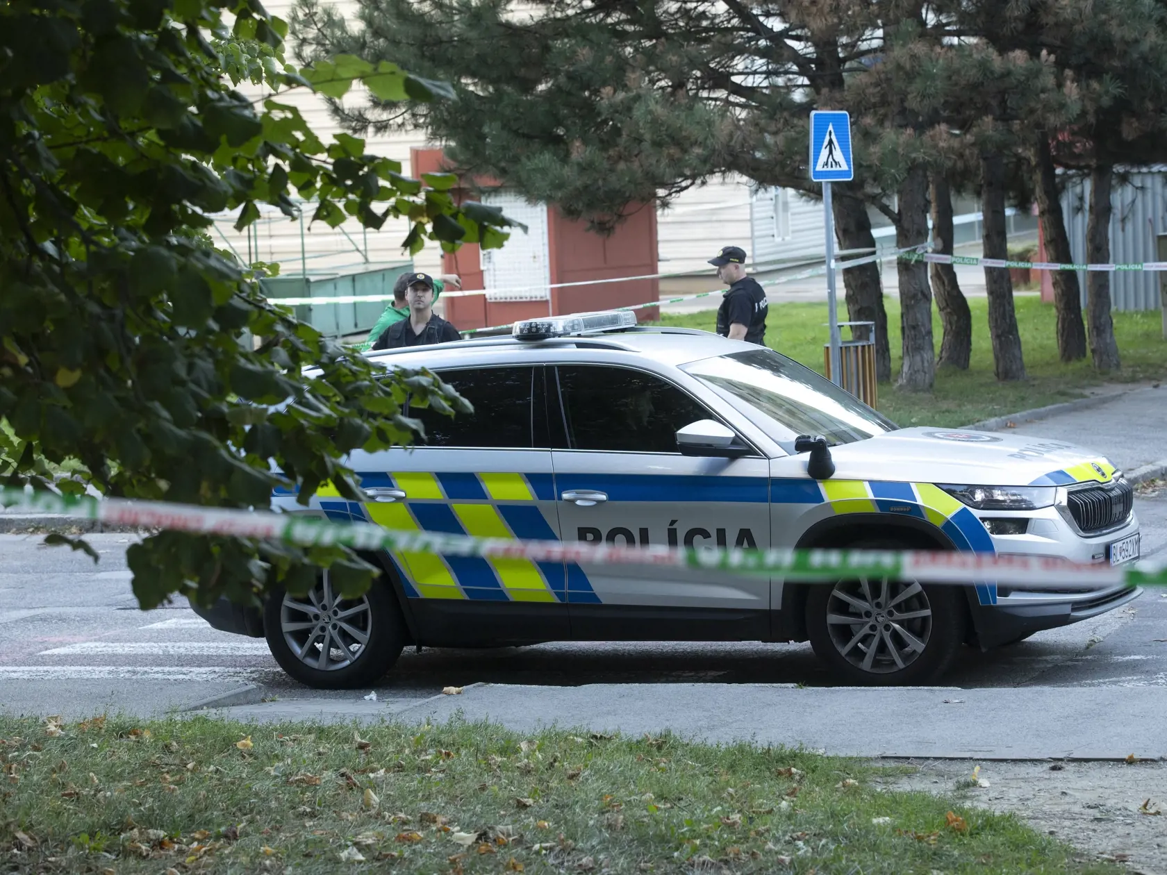 Okolie Fedákovej ulice ohradili policajti.