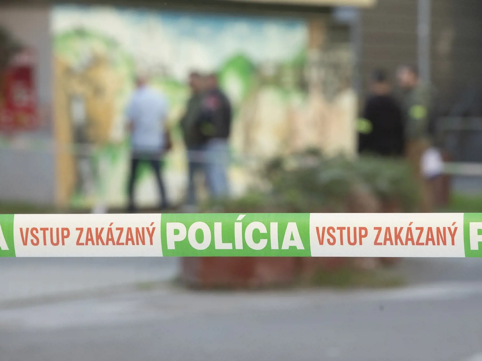 Okolie Fedákovej ulice ohradili policajti.