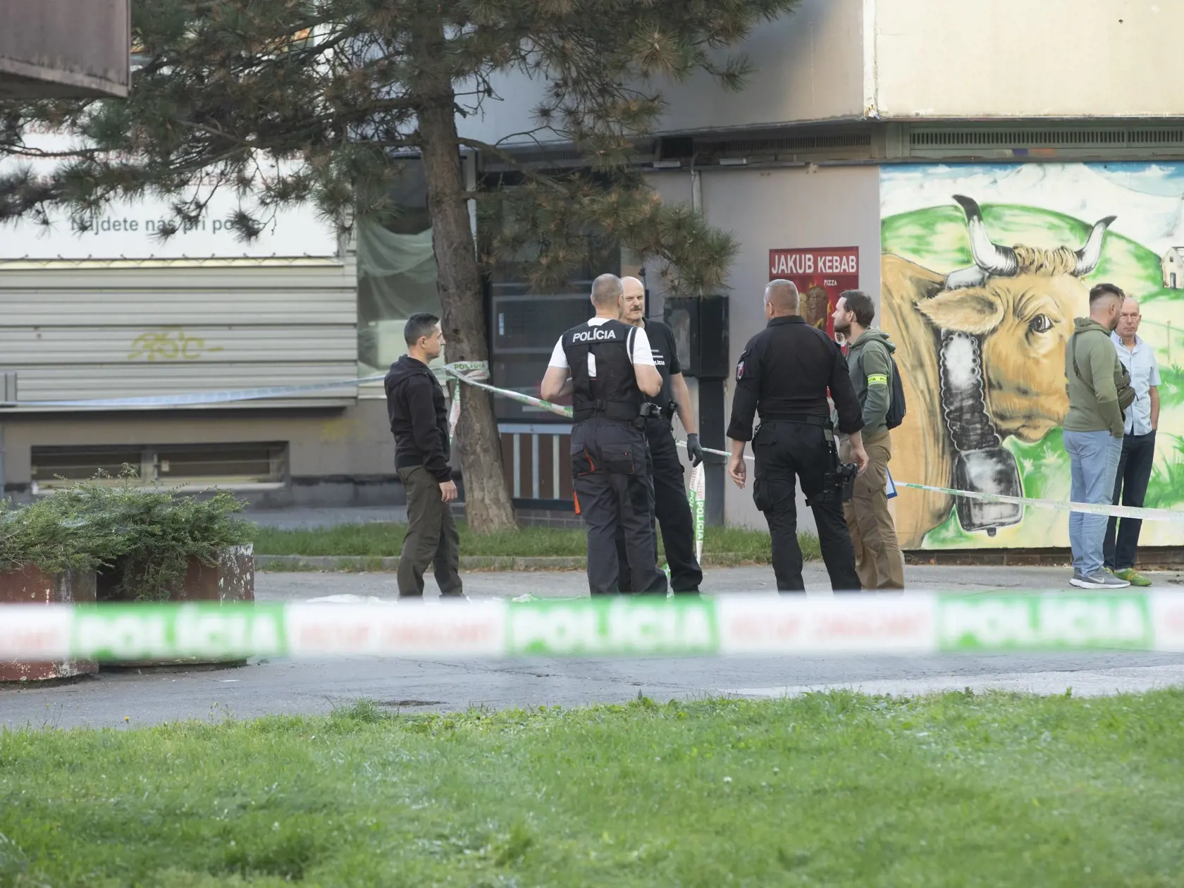 Okolie Fedákovej ulice ohradili policajti.