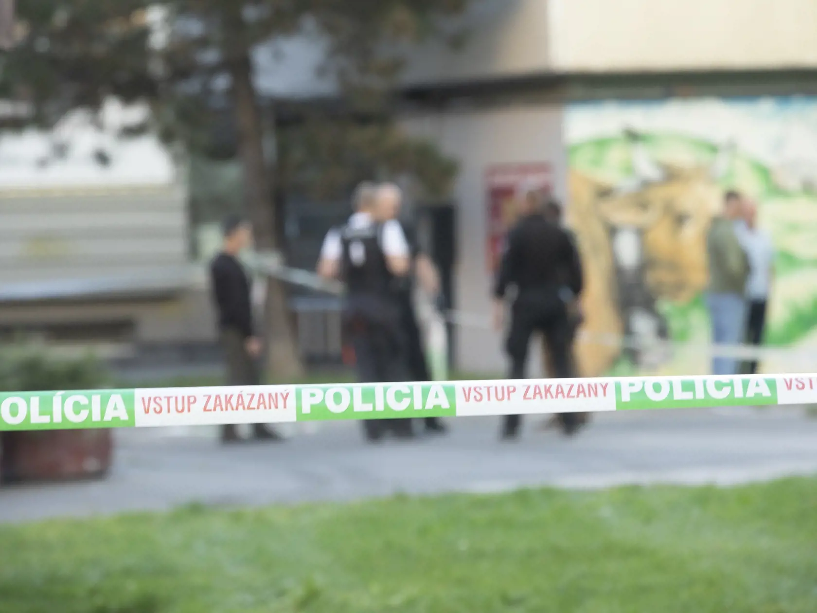 Okolie Fedákovej ulice ohradili policajti dokumentujúci udalosť.