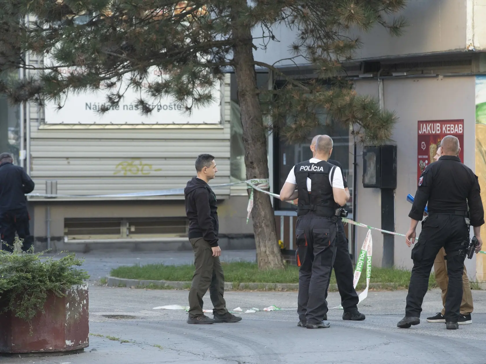 Okolie Fedákovej ulice ohradili policajti.