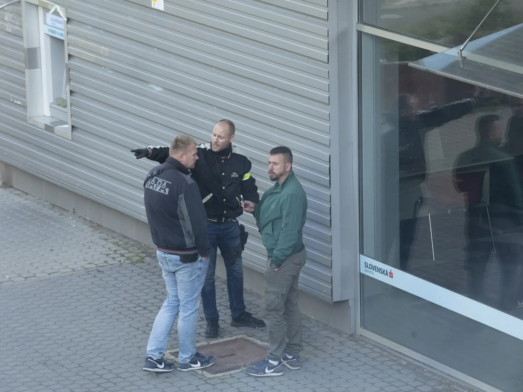 Okolie Fedákovej ulice ohradili policajti dokumentujúci udalosť.