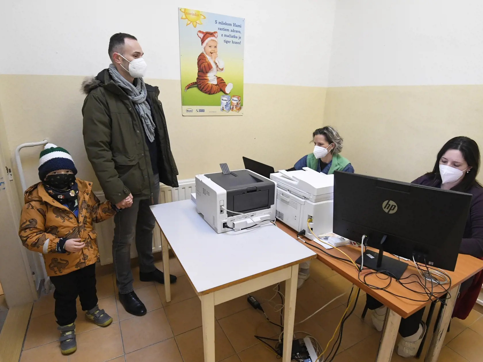 Očkovanie 5 až 11-ročných detí v Detskej fakultnej nemocnici v Košiciach vo štvrtok 13. januára 2022. Na snímke registrácia pred očkovaním. FOTO TASR – František Iván