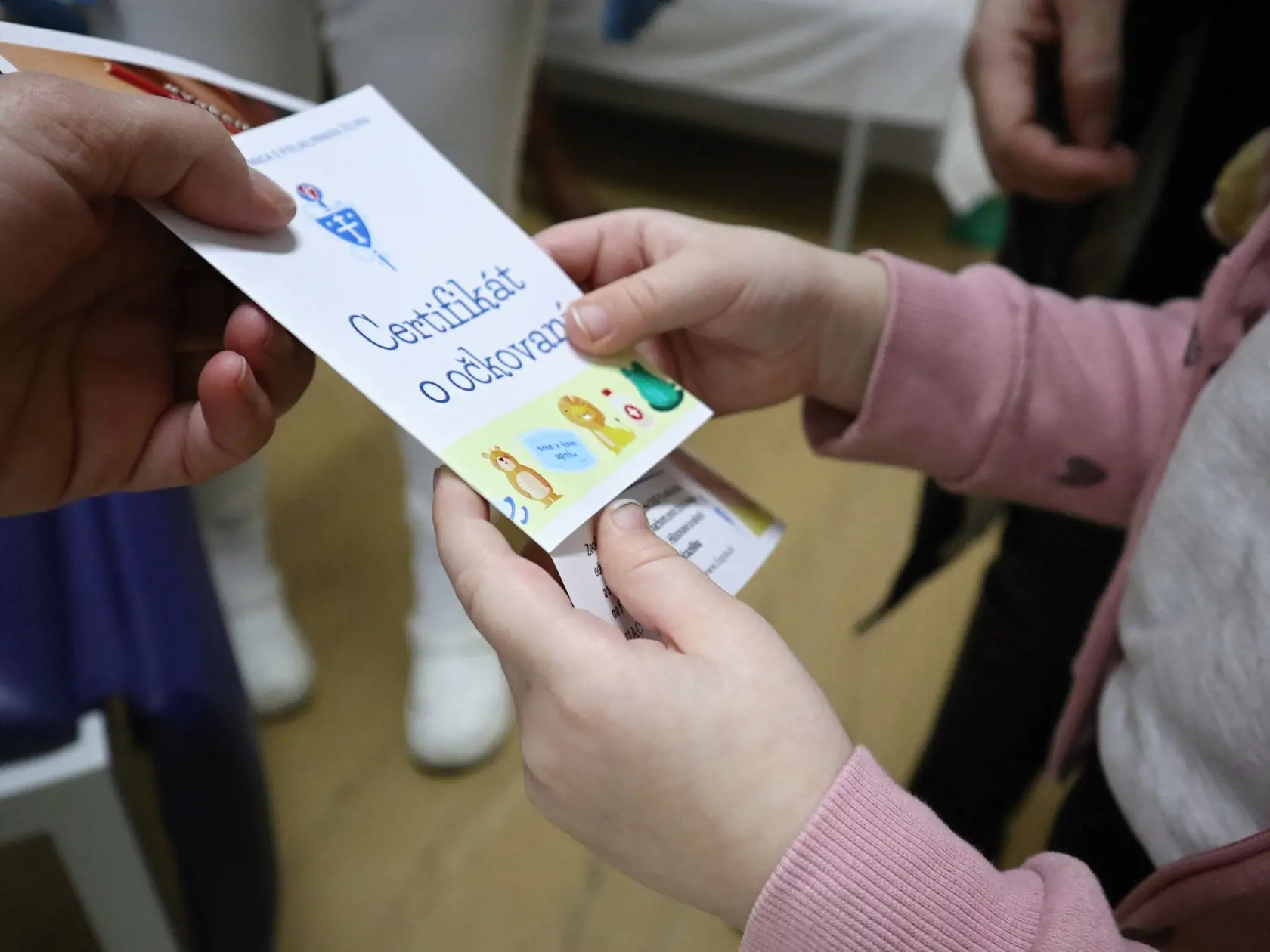 Na snímke deti počas vakcinácie vo FNsP v Žiline dňa 17. januára 2022. Vo FNsP Žilina dnes spustili očkovanie detí od päť do 11 rokov. FOTO TASR - Erika Ďurčová