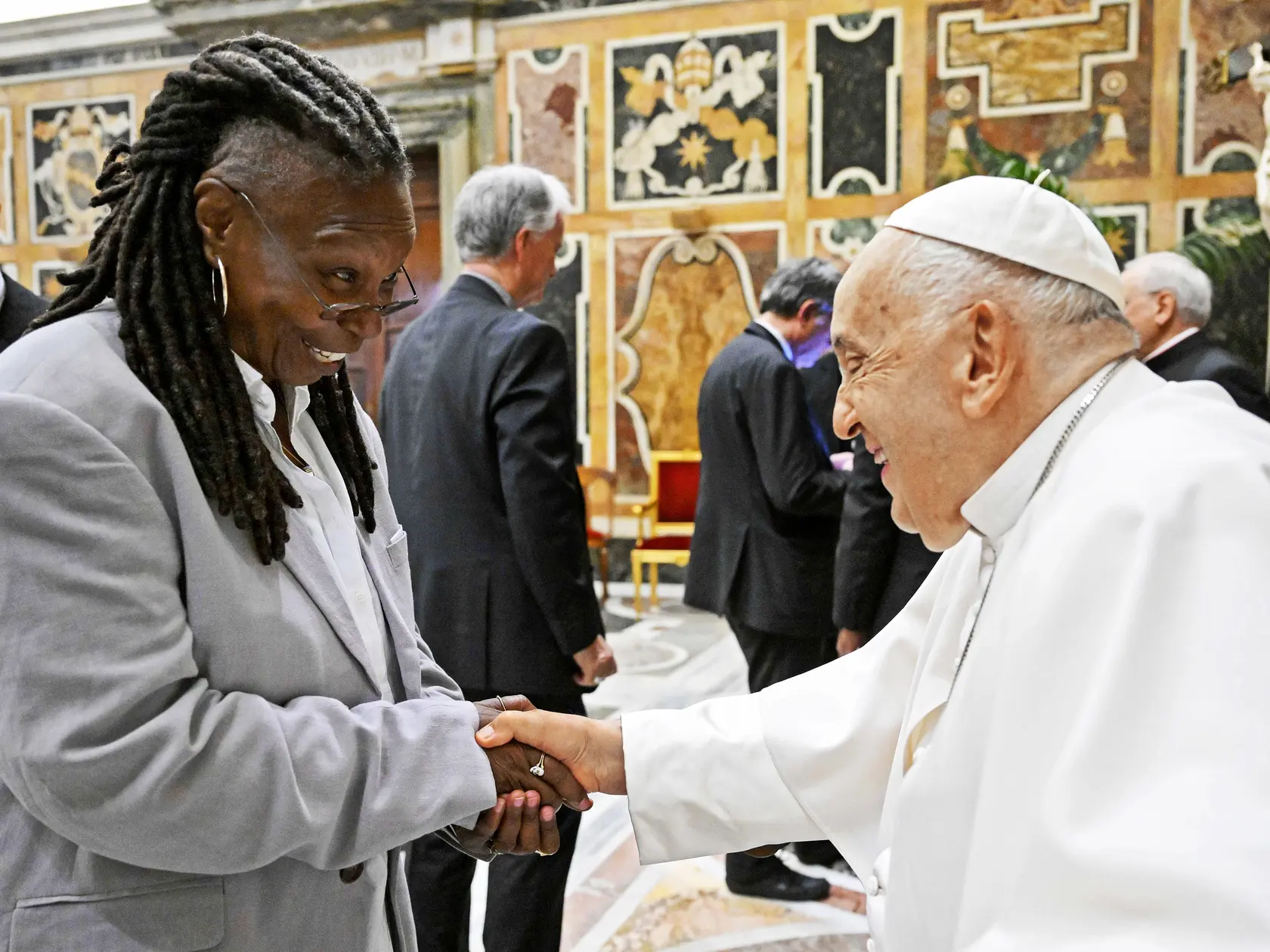 Whoopi Goldberg (69) - Hviezda filmu Sestra v akcii si so Svätým Otcom podala ruku vlani v júni.