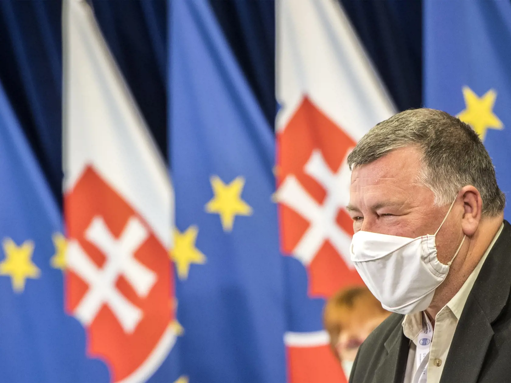 Odborník na tropickú medicínu a predseda Permanentného krízového štábu Vladimír Krčméry  počas tlačovej konferencie po stretnutí s radou epidemiológov pred začiatkom 15. rokovania vlády SR 28. apríla 2020 v Bratislave. FOTO TASR - Martin Baumann