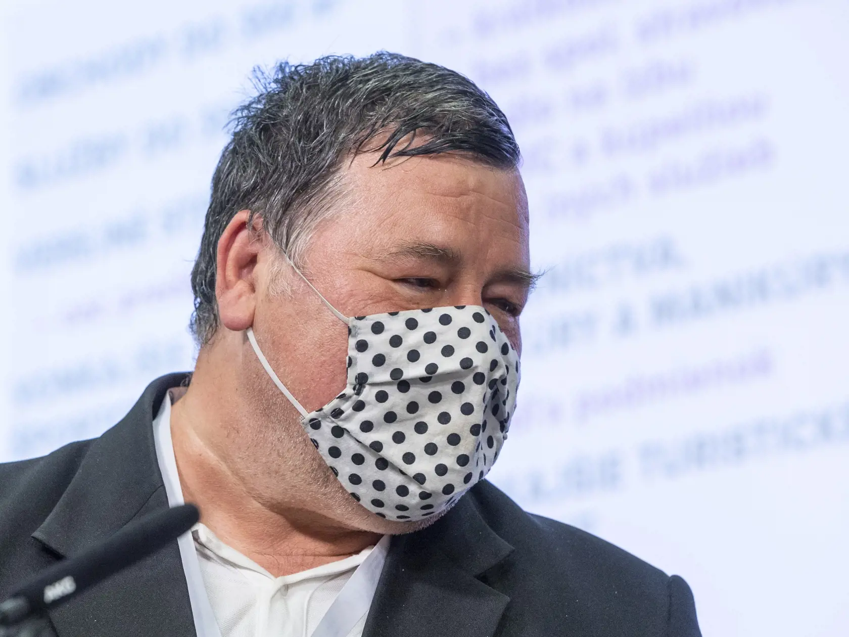 Na snímke člen permanentného krízového štábu a infektológ Vladimír Krčméry počas tlačovej konferencie k uvoľňovaniu opatrení na tému Niečo za niečo. V Bratislave 20. apríla 2020. FOTO TASR - Jaroslav Novák