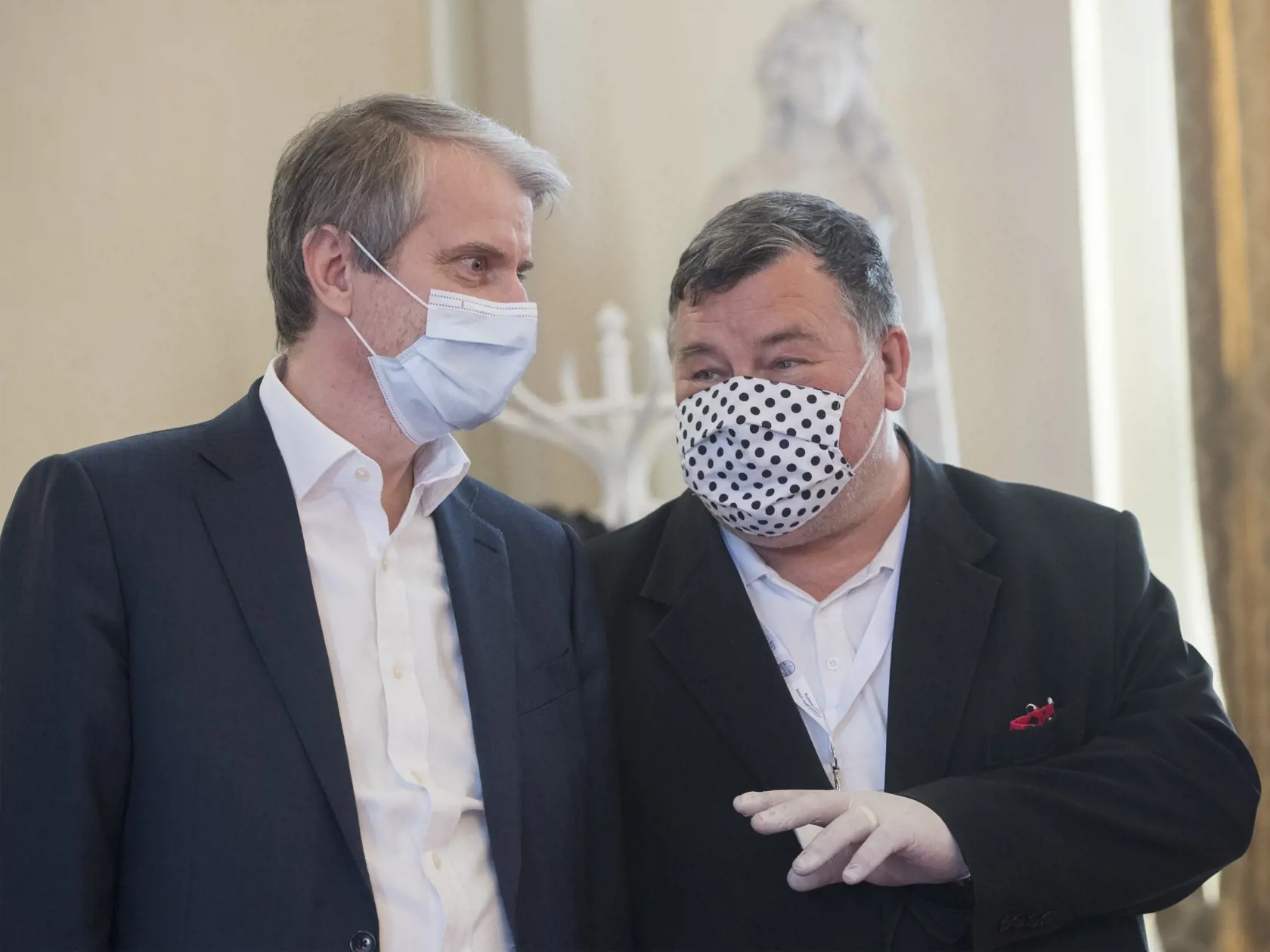 Na snímke vľavo člen permanentného krízového štábu Peter Škodný a vpravo infektológ Vladimír Krčméry v krízovom štábe na Úrade vlády SR v Bratislave v piatok 3. apríla 2020. FOTO TASR - Martin Baumann