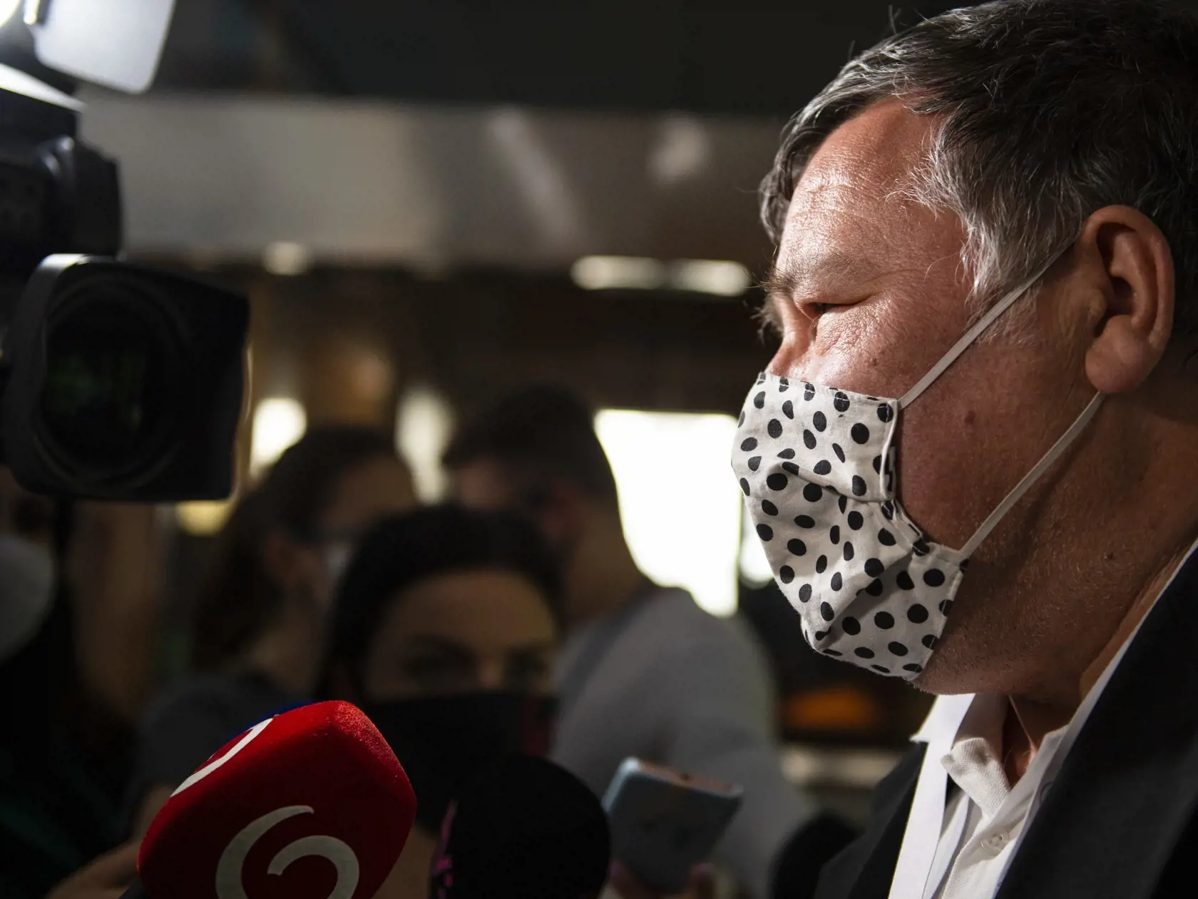 Na snímke infektológ Vladimír Krčméry prichádza na rokovanie Ústredného krízovéhoštábu SR 15. apríla 2020 v Bratislave. FOTO TASR – Jakub Kotian