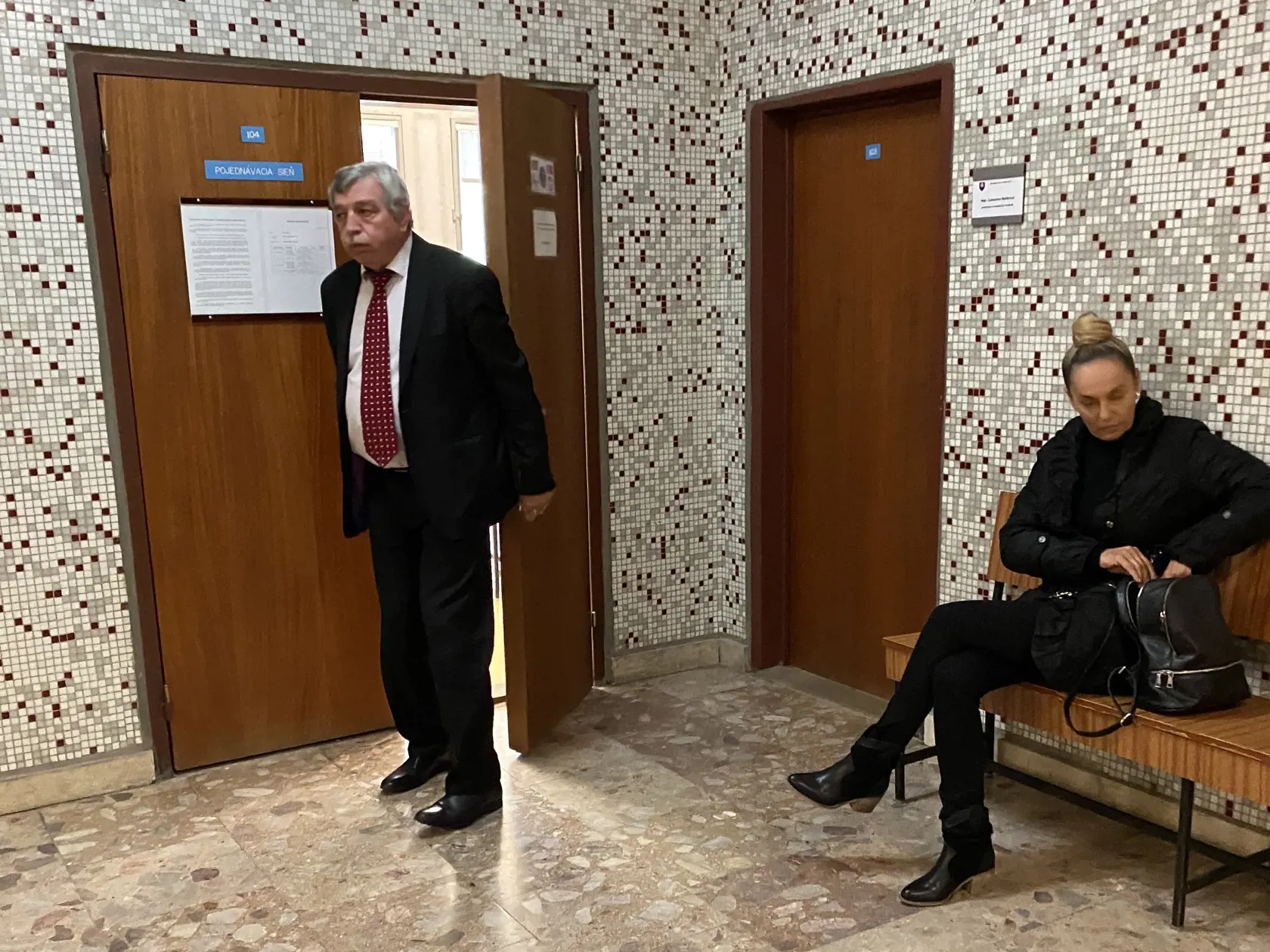 Svedkyňa Helena Dokupelová v minulosti pomáhala vo firme Nory Kabrheľovej s účtovníctvom. Uviedla, že do kancelárie prichádzala sporadicky, niekedy aj iba raz do mesiaca. Jej svedectvo je v prípade kľúčové a je na ňom postavená obžaloba. Je presvedčená, že faktúry vystavené Kabrheľovej firmou za účtovné poradenstvo exekútorovi Karolovi Mihálovi za mesiace jún, júl a august 2013 sú fiktívne.