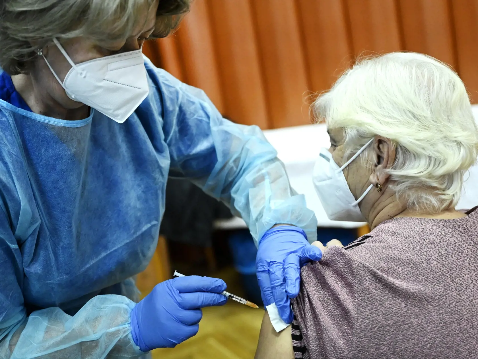 Očkovanie treťou dávkou poskytuje vyššiu ochranu pred vysokoinfekčným variantom omikron.