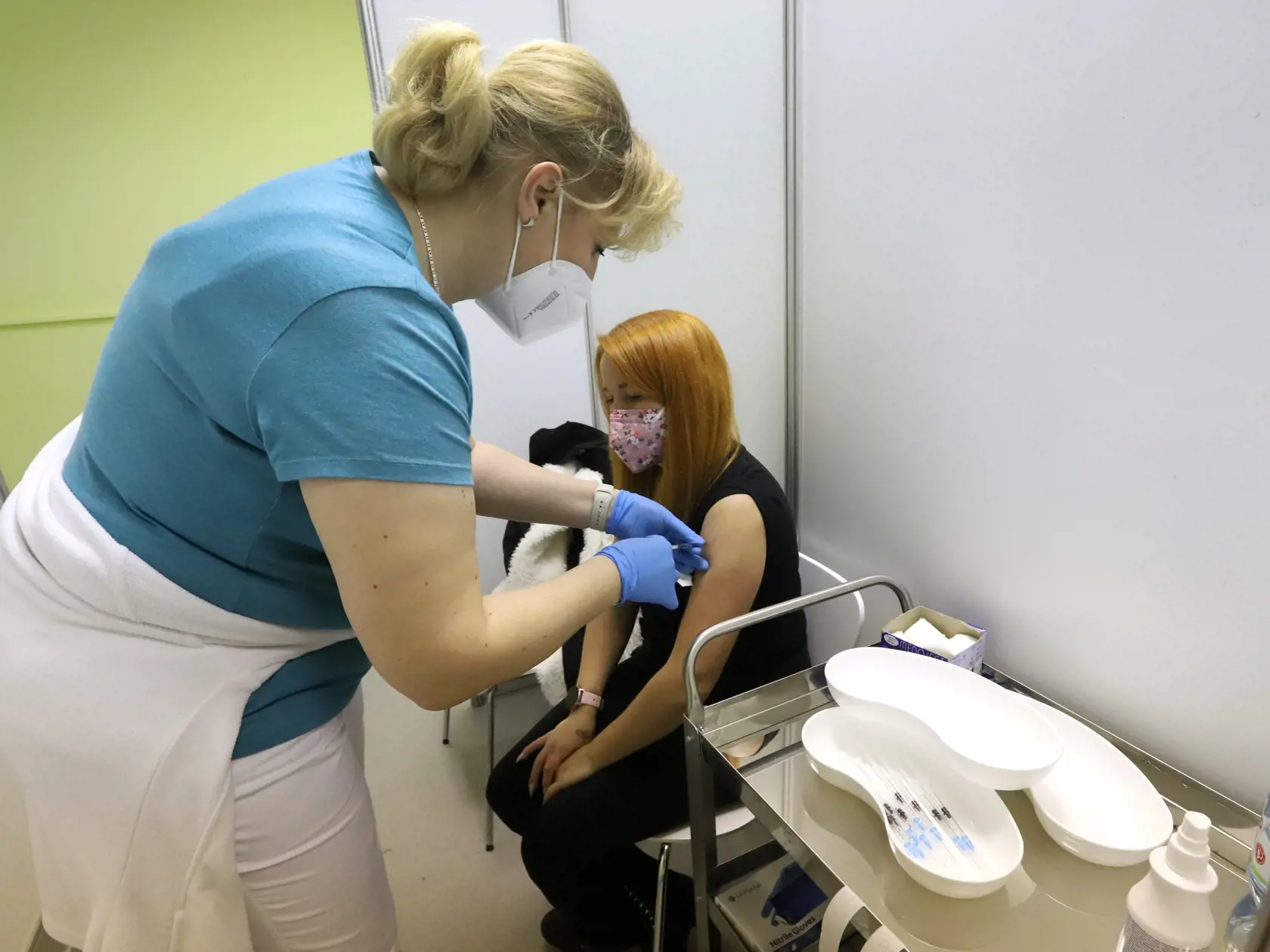 Očkovanie treťou dávkou poskytuje vyššiu ochranu pred vysokoinfekčným variantom omikron.k