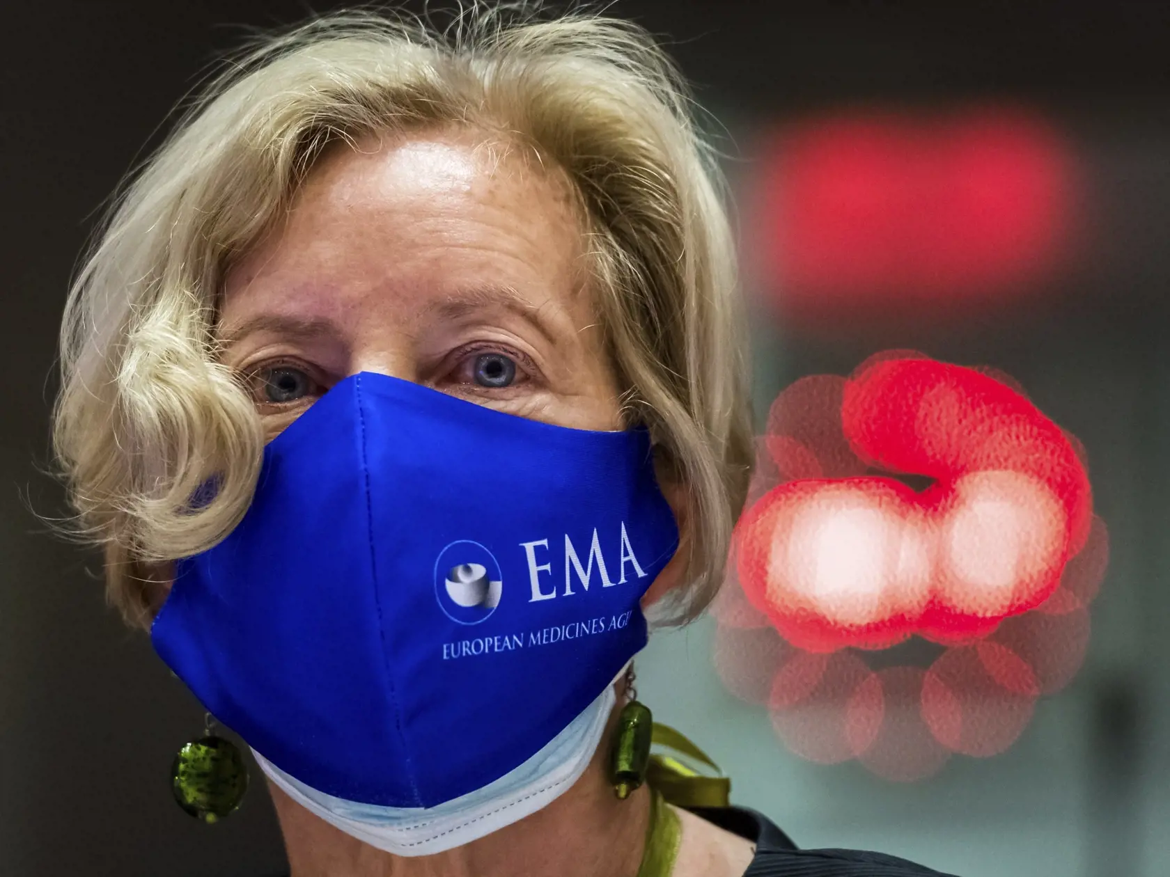 Riaditeľka Európska agentúra pre lieky (EMA) Emer Cookeová hovorí na pôde Európskeho parlamentu 30. novembra 2021 v Bruseli. EM  by mohla v prípade potreby schváliť vakcíny proti COVID-19 prispôsobené na nový variant omikron do troch až štyroch mesiacov. Uviedla to v utorok riaditeľka EMA Emer Cookeová. FOTO TASR/AP