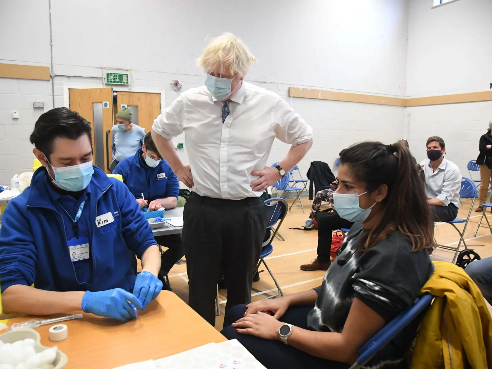 Britský premiér Boris Johnson počas návštevy očkovacieho centra v Londýne v pondelok 13. decembra 2021. Najmenej jeden britský pacient, ktorý sa nakazil novým koronavírusovým variantom omikron, už chorobe covid podľahol. V pondelok to potvrdil tamojší premiér Boris Johnson. Britská vláda pre nárast prípadov koronavírusového variantu omikron sprísnila niektoré pandemické opatrenia a zrýchľujú očkovanie treťou dávkou.