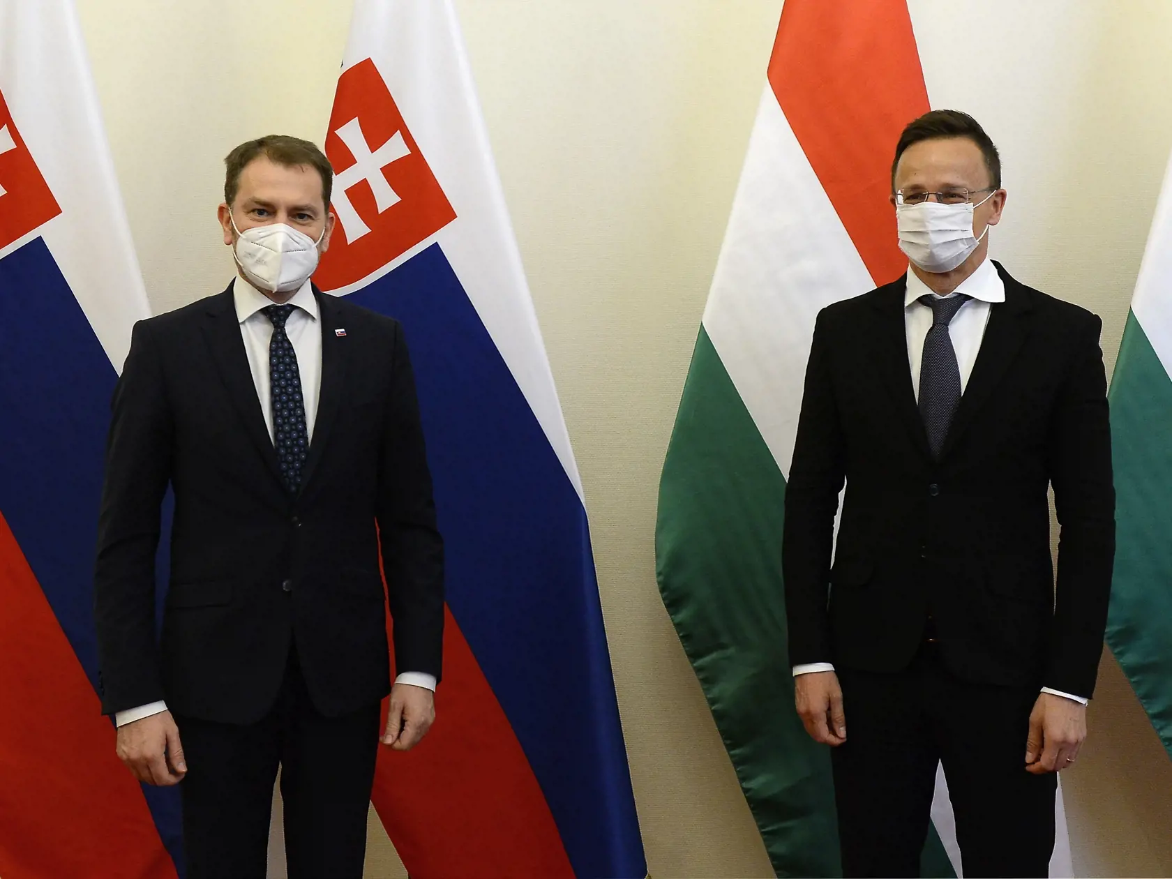 KK43 Budapešť - Maďarský minister zahraničných vecí Péter Szijjártó (vpravo) a slovenský podpredseda vlády a minister financií Igor Matovič počas stretnutia v Budapešti 9. apríla 2021. FOTO TASR/AP
Hungarian Minister of Foreign Affairs and Trade Peter Szijjarto, right, receives Slovakian Finance Minister Igor Matovic, left, at the Ministry of Foreign Affairs and Trade in Budapest, Hungary, Friday, April 9, 2021. (Lajos Soos/MTI via AP)