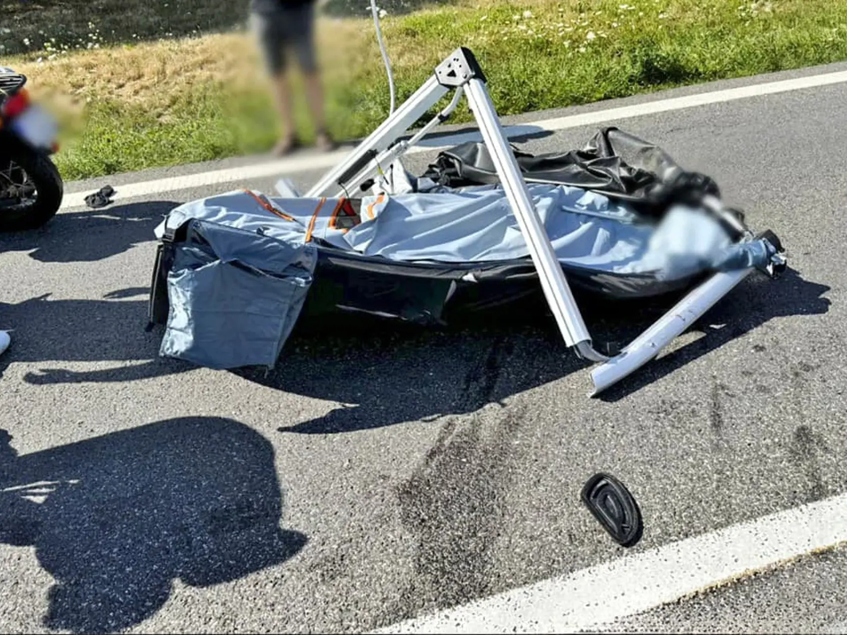 Jakub Jablonský spôsobil vážnu dopravnú nehodu. Strešná konštrukcia stanu preletela do protismeru a zranila motorkára.