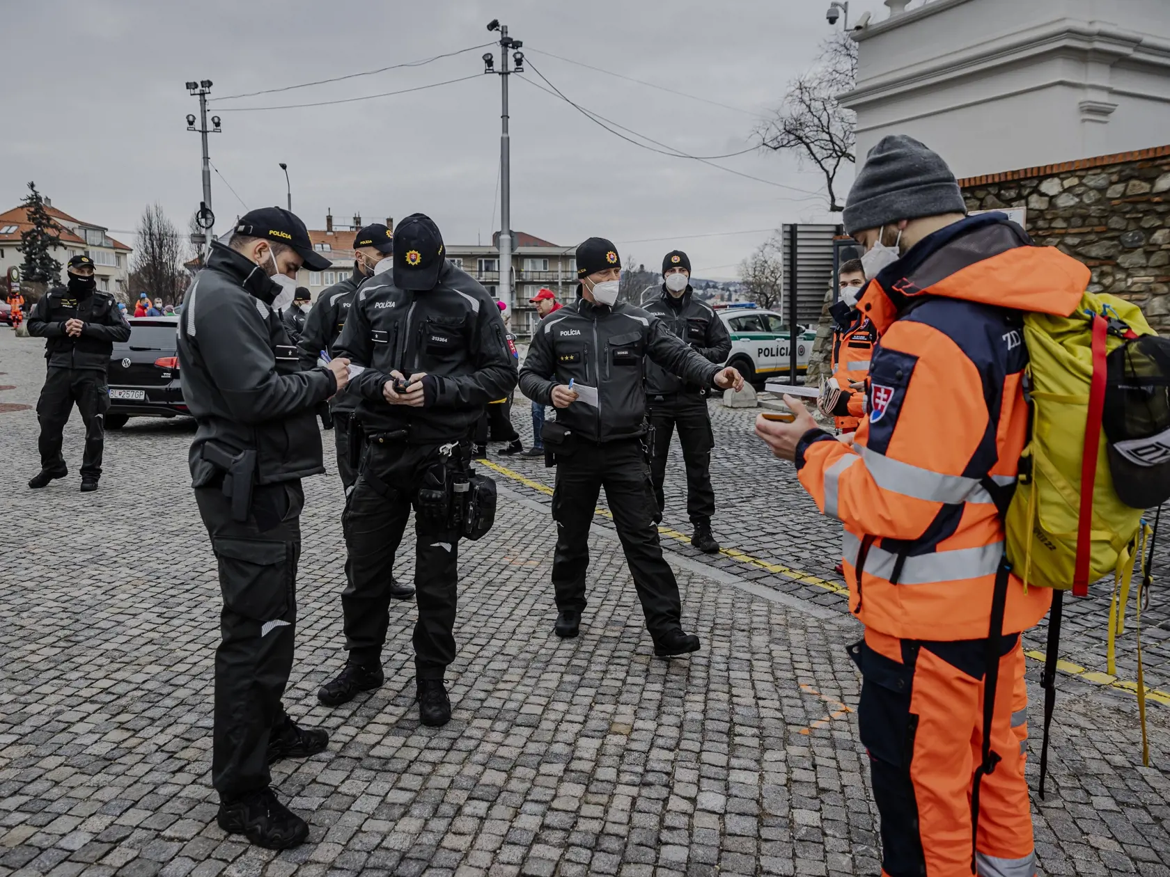 Pracovníci záchranných zdravotných služieb prišli pred budovu Národnej rady Slovenskej republiky  „“poďakovať“ vláde a poslancom za (ne)navýšenie miezd. Príslušníci PZSR legitimovali všetky prítomné osoby a udelili im na mieste blokovú pokutu, ktorú tieto osoby odmietli zaplatiť. Taktiež osobám znemožnili vyjadrenie názoru s použitím plagátov.