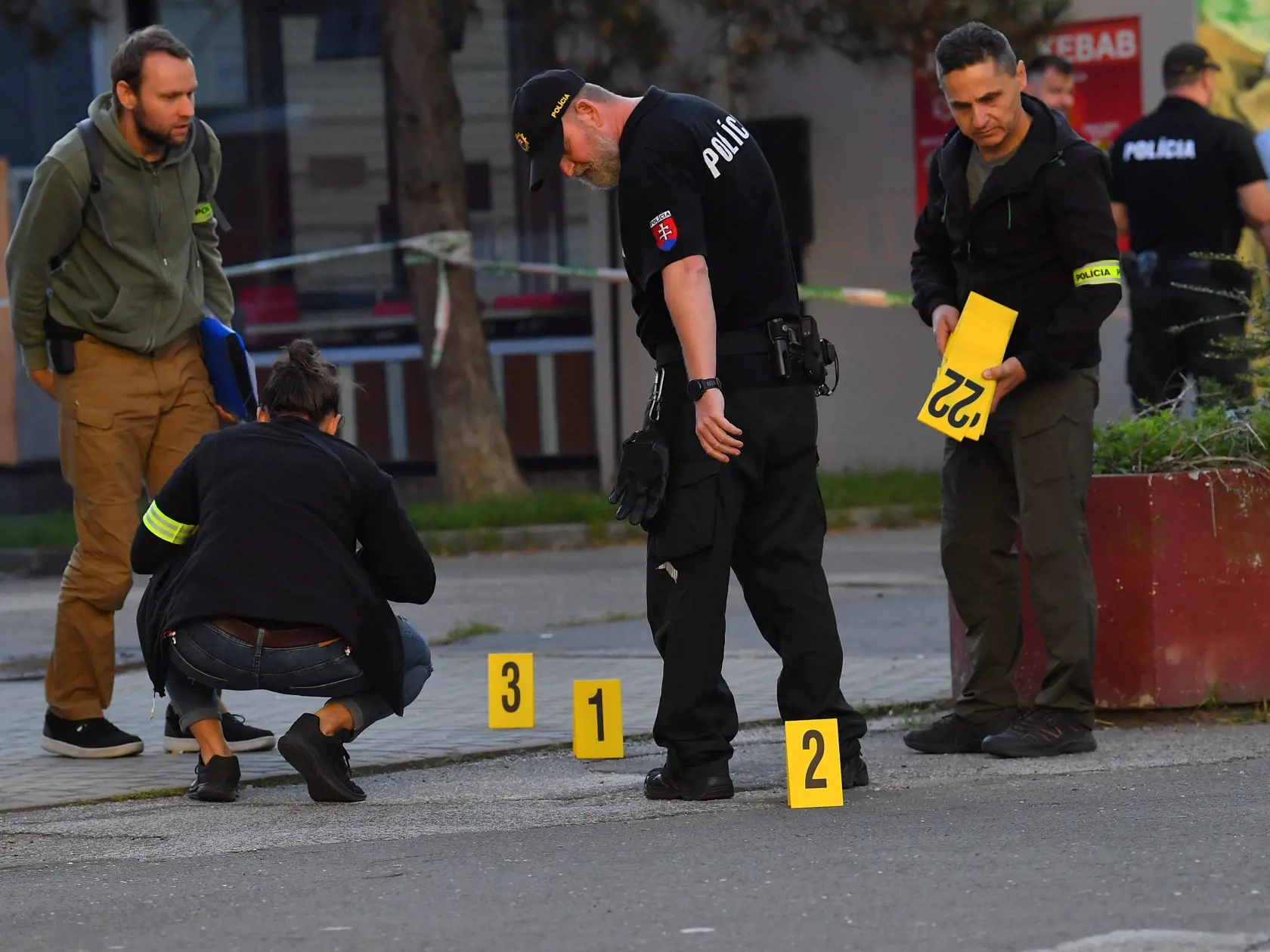 Nočná streľba v bratislavskej Dúbravke zo stredy (27. 9.) na štvrtok si vyžiadala jedného mŕtveho. Ďalší štyria ľudia sa zranili. Na snímke policajti vyšetrujú miesto streľby 28. septembra 2023 v bratislavskej Dúbravke.