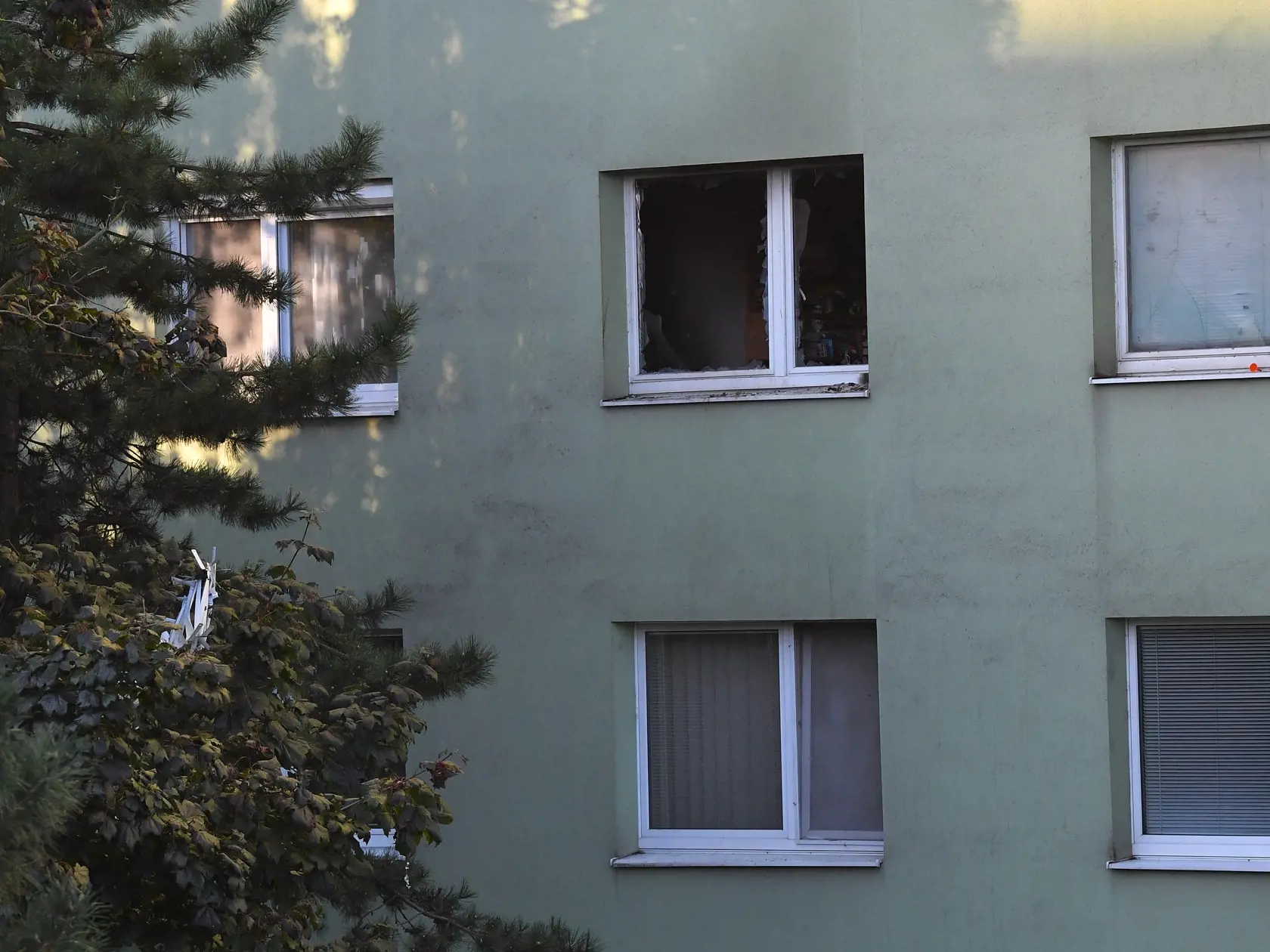 Nočná streľba v bratislavskej Dúbravke zo stredy (27. 9.) na štvrtok si vyžiadala jedného mŕtveho. Ďalší štyria ľudia sa zranili. Na snímke rozbité okná v jednej z bytoviek 28. septembra 2023 v bratislavskej Dúbravke.