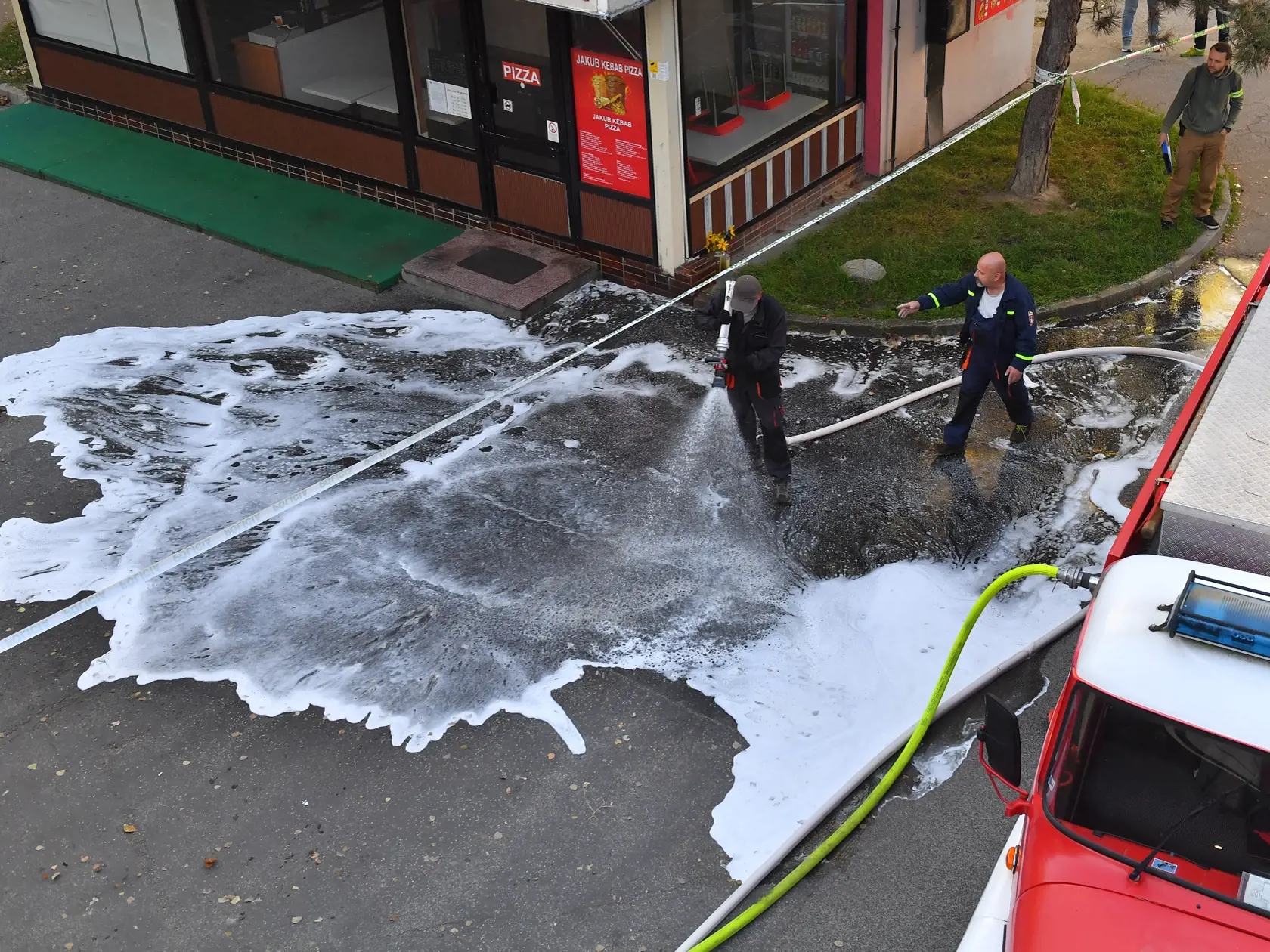 Nočná streľba v bratislavskej Dúbravke zo stredy (27. 9.) na štvrtok si vyžiadala jedného mŕtveho. Ďalší štyria ľudia sa zranili. Na snímke hasiči čistia stopy krvi na chodníku 28. septembra 2023 v bratislavskej Dúbravke.