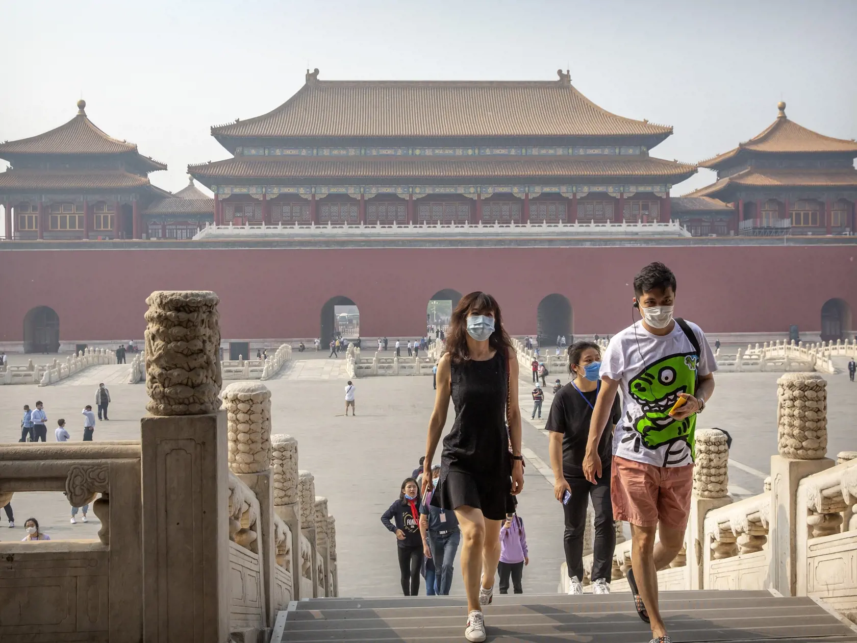 KK22 Peking - Návštevníci s ochrannými rúškami kráčajú v palácovom komplexe Zakázané mesto v Pekingu 1. mája 2020. Po vyše troch mesiacoch uzatvorenia z dôvodu koronavírusovej pandémii v Číne otvorili v piatok 1. mája pre návštevníkov v Pekingu palácový komplex Zakázané mesto i Veľký čínsky múr, staroveký a stredoveký systém opevnenia tiahnuci sa severnou Čínou. FOTO TASR/AP
A visitor wearing a face mask to protect against the new coronavirus walks through the Forbidden City in Beijing, Friday,