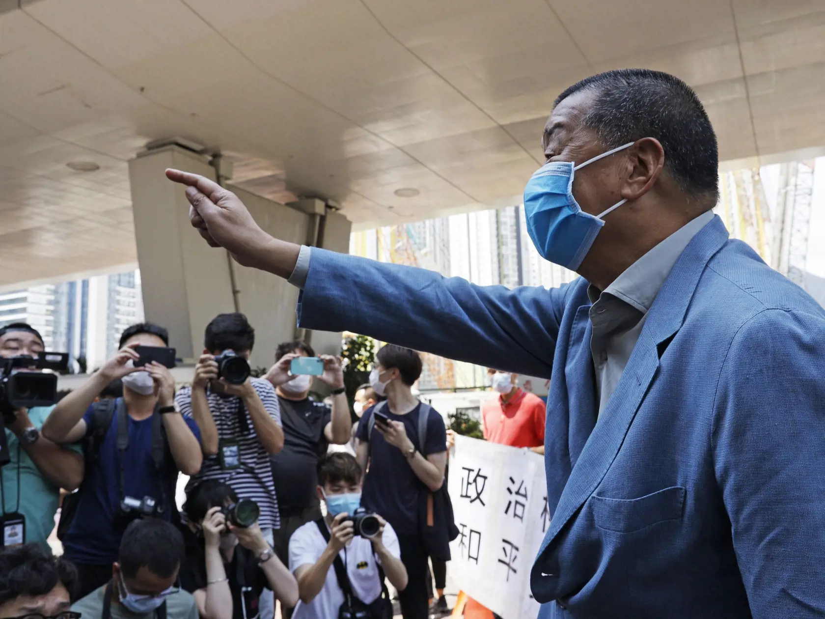 JB 13 Hongkong - Hongkongský mediálny magnát Jimmy Lai, ktorý založil miestne noviny Apple Daily, reaguje s ochranným rúškom počas jeho príchodu na súd v Hongkongu 5. mája 2020. V Hongkongu sa dnes začne proces s hongkonským mediálnym magnátom Jimmym Laiom a ďalšími ľudskoprávnymi aktivistami zadržanými za účasť na vlaňajších nepovolených protestoch, na ktorých vyzývali za uskutočnenie reforiem. FOTO TASR/AP
Hong Kong media tycoon Jimmy Lai, founder of the local newspaper Apple Daily, speaks be