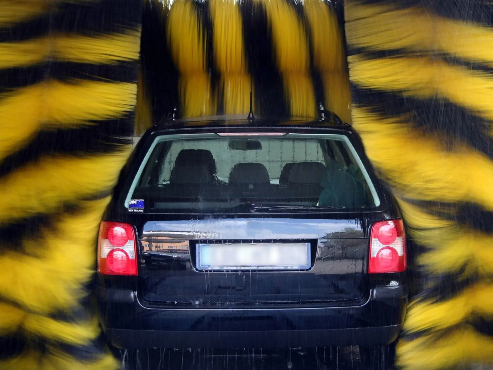 Odporúčame vyhnúť sa automatickým linkám, nakoľko ani zdvojené predumytie nemusí zabrániť škodám, ktoré môžu spôsobiť rotujúce kefy