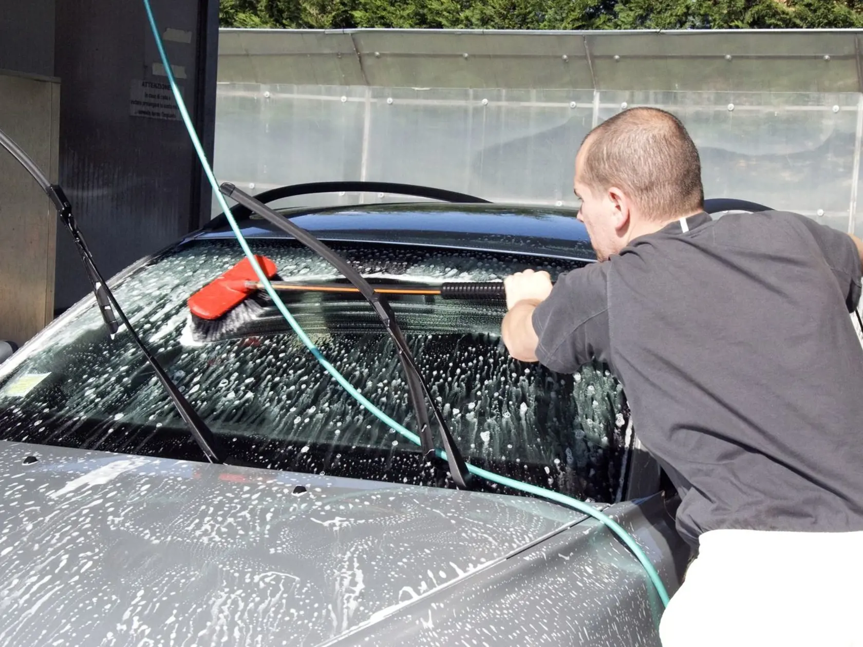 Vždy používajte kvalitný šampón, ktorý dokáže zmäkčiť čiastočky prachu a piesku a účinne ich uvoľniť z karosérie. Opakovane auto oplachujte